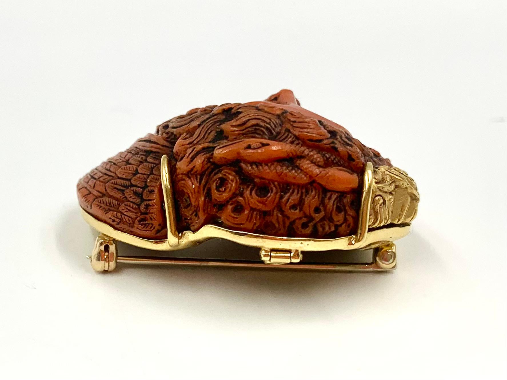 Andrew Clunn 18K Gelbgold geschnitzt rote Koralle Medusa Anhänger/Brosche im Angebot 2