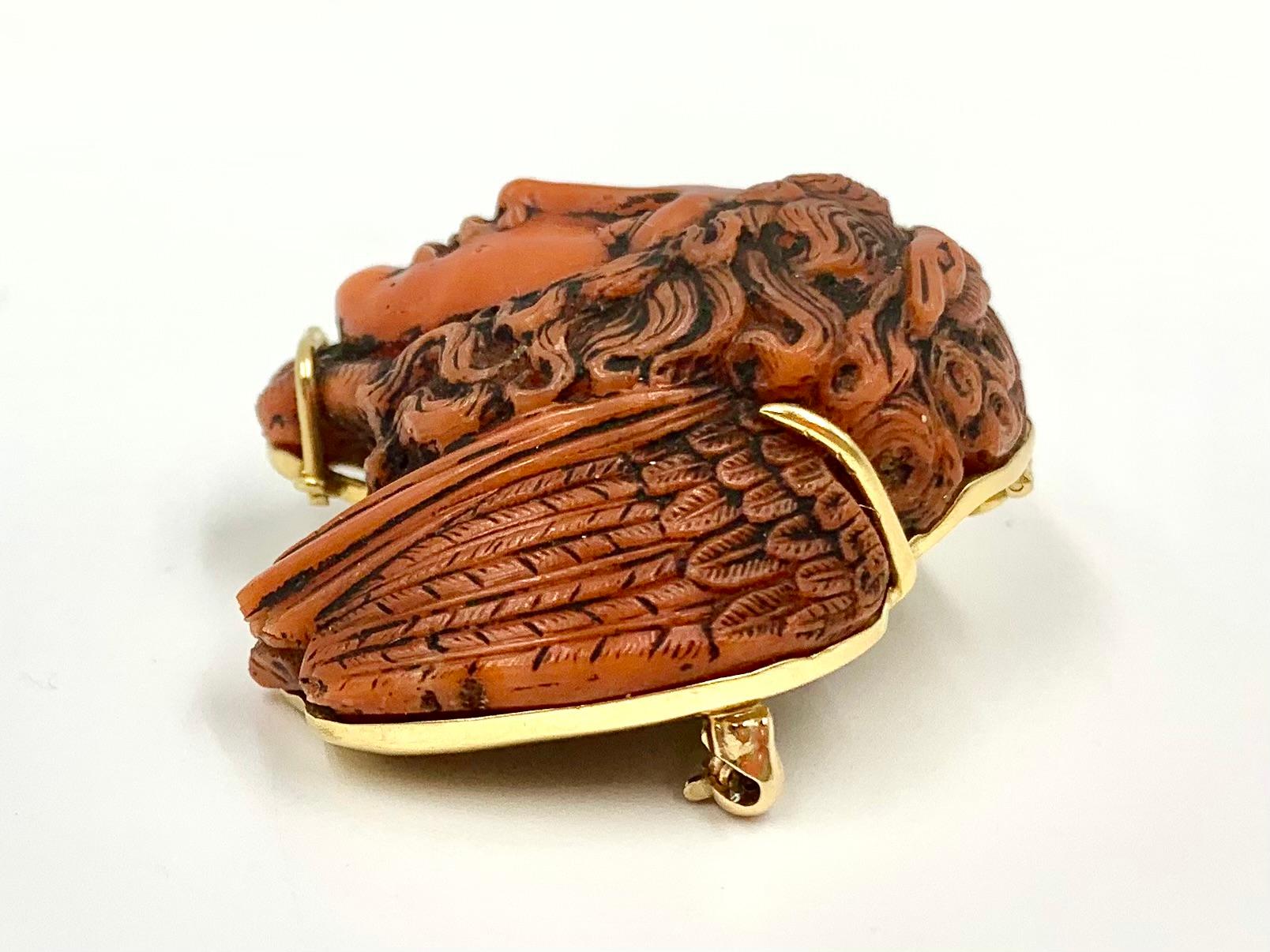Andrew Clunn 18K Gelbgold geschnitzt rote Koralle Medusa Anhänger/Brosche im Angebot 3
