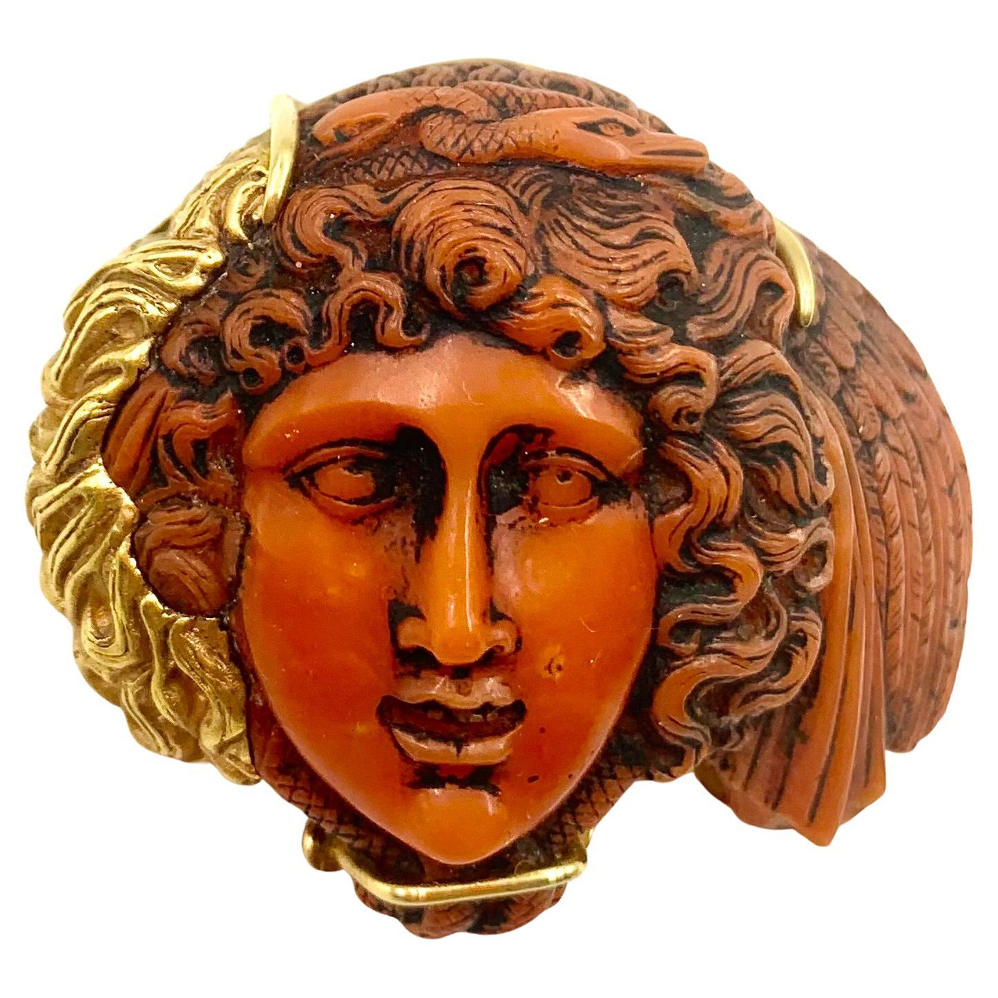 Andrew Clunn 18K Gelbgold geschnitzt rote Koralle Medusa Anhänger/Brosche im Angebot