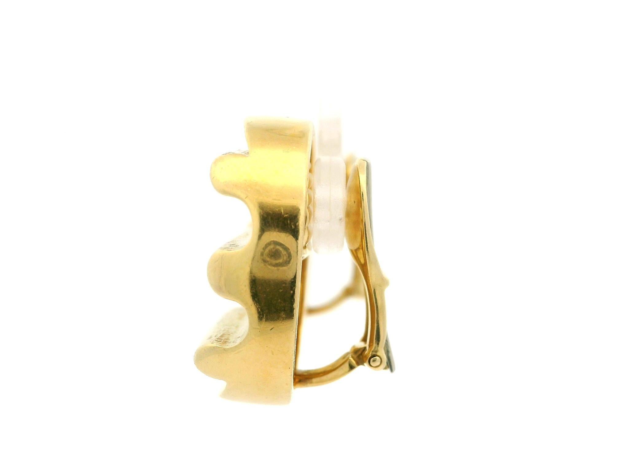Andrew Clunn 18k Yellow Gold Ridged Grooved Dual Finish Oval Clip On Earrings In Excellent Condition For Sale In Montclair, NJ