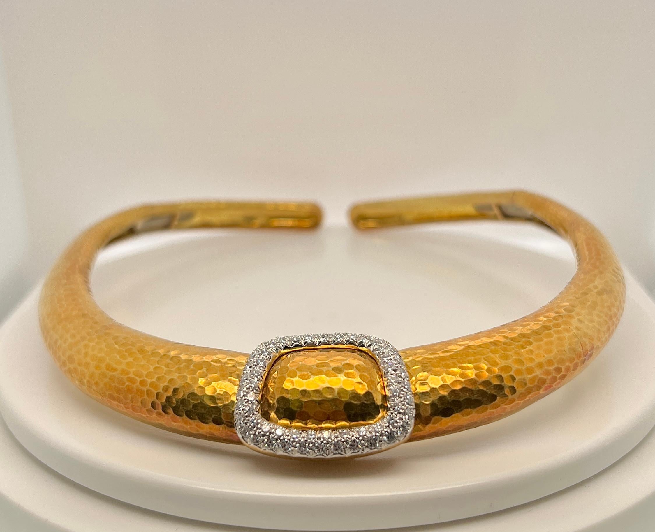 Taglio brillante Andrew Clunn 1970s Diamond Hammered Gold Platinum Buckle Collar Necklace in vendita