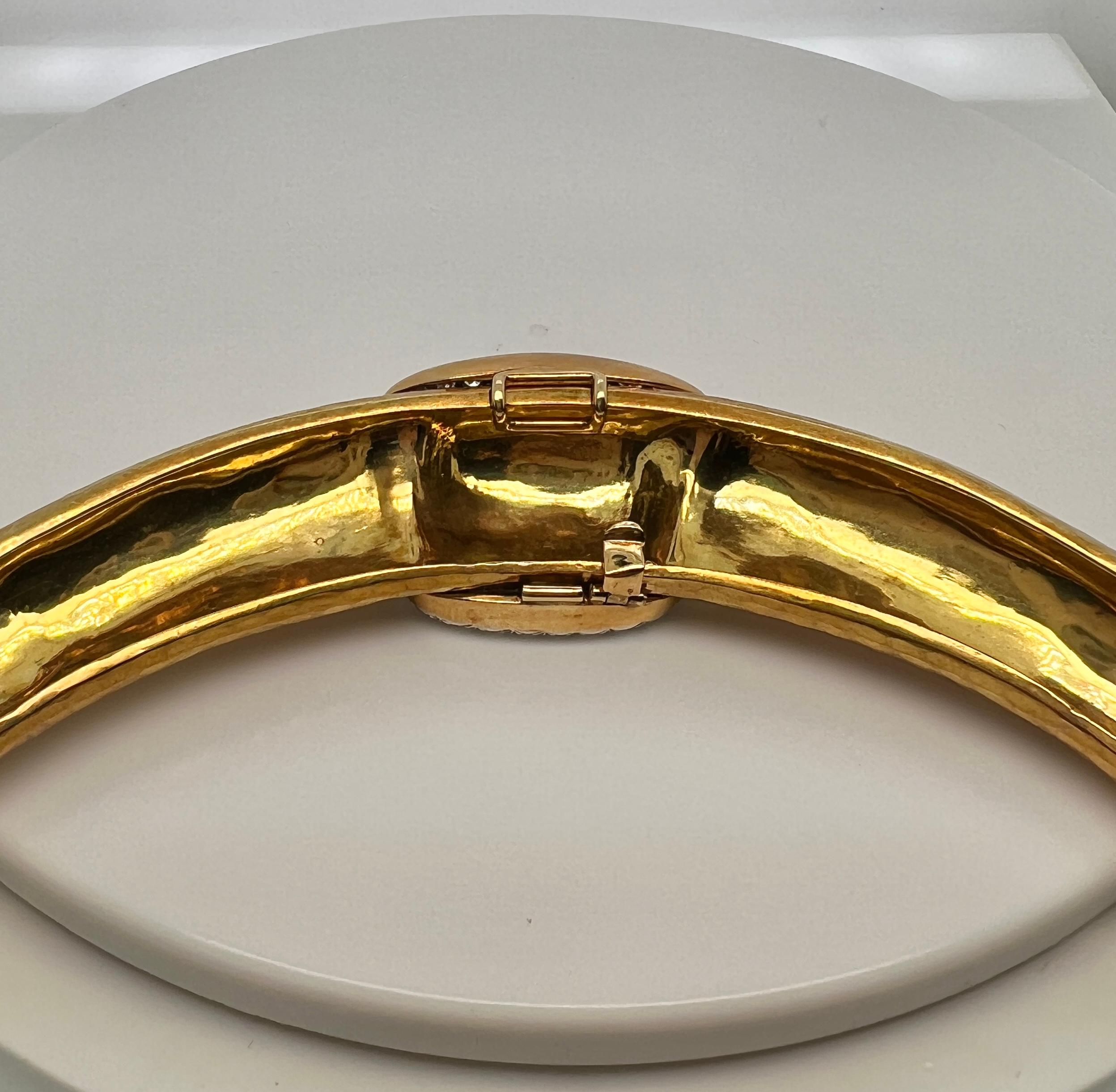 Donna Andrew Clunn 1970s Diamond Hammered Gold Platinum Buckle Collar Necklace in vendita