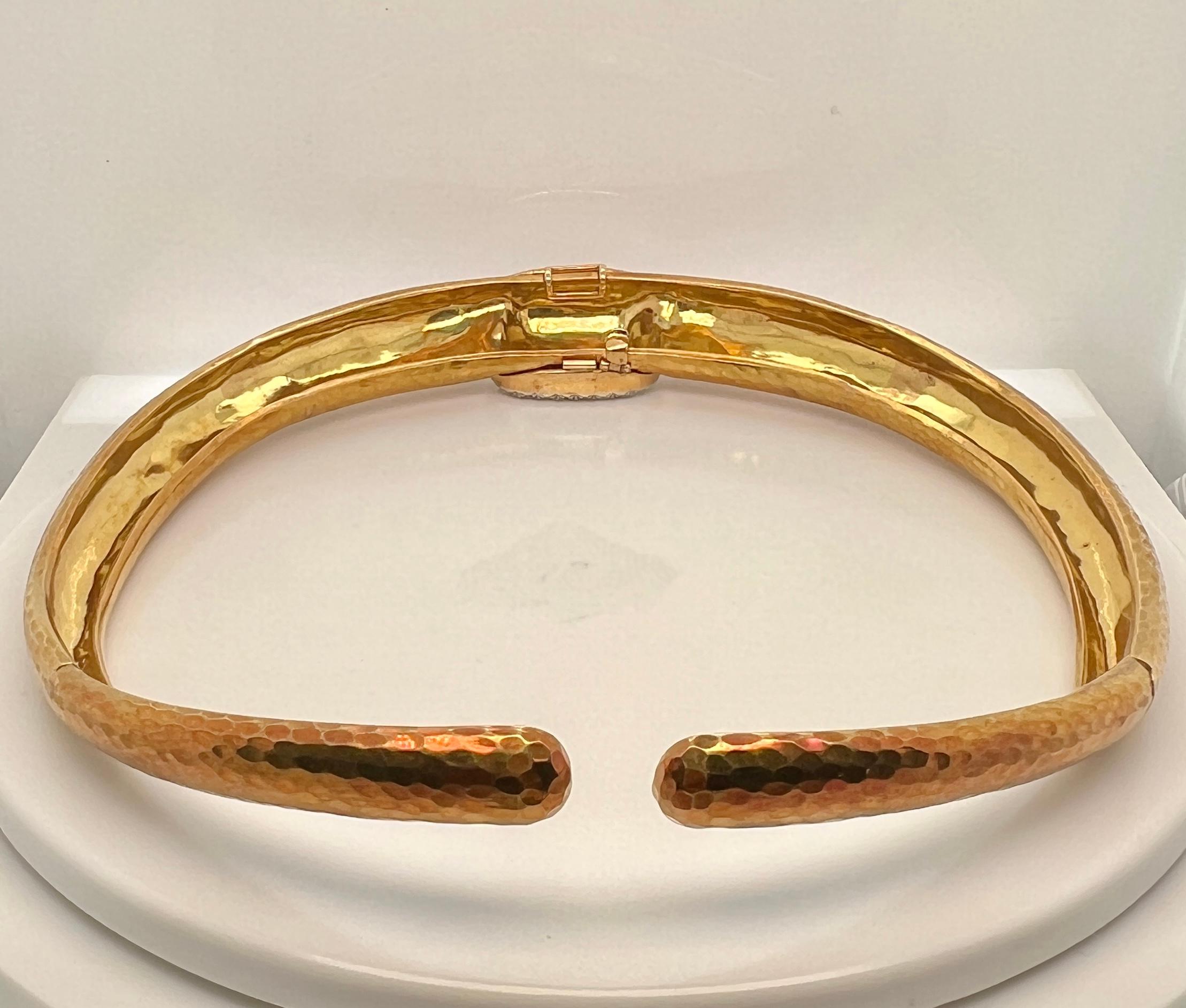 Andrew Clunn 1970s Diamond Hammered Gold Platinum Buckle Collar Necklace in vendita 1