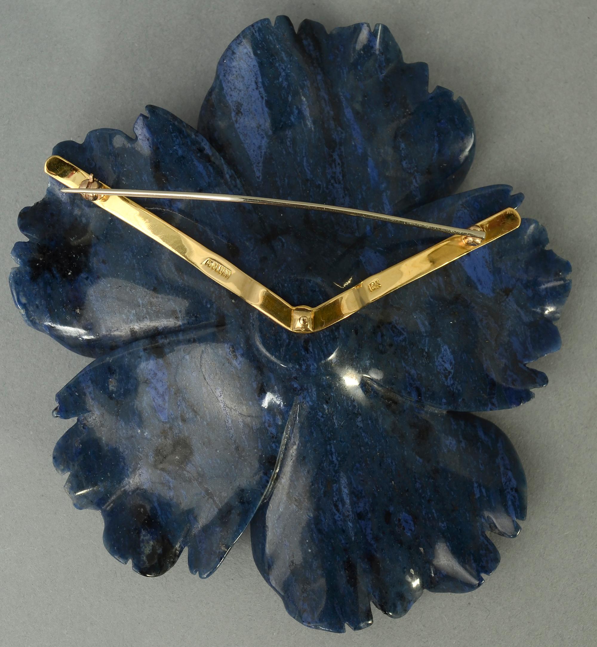 Moderne Andrew Clunn Broche à fleurs sculptée en lapis-lazuli en vente