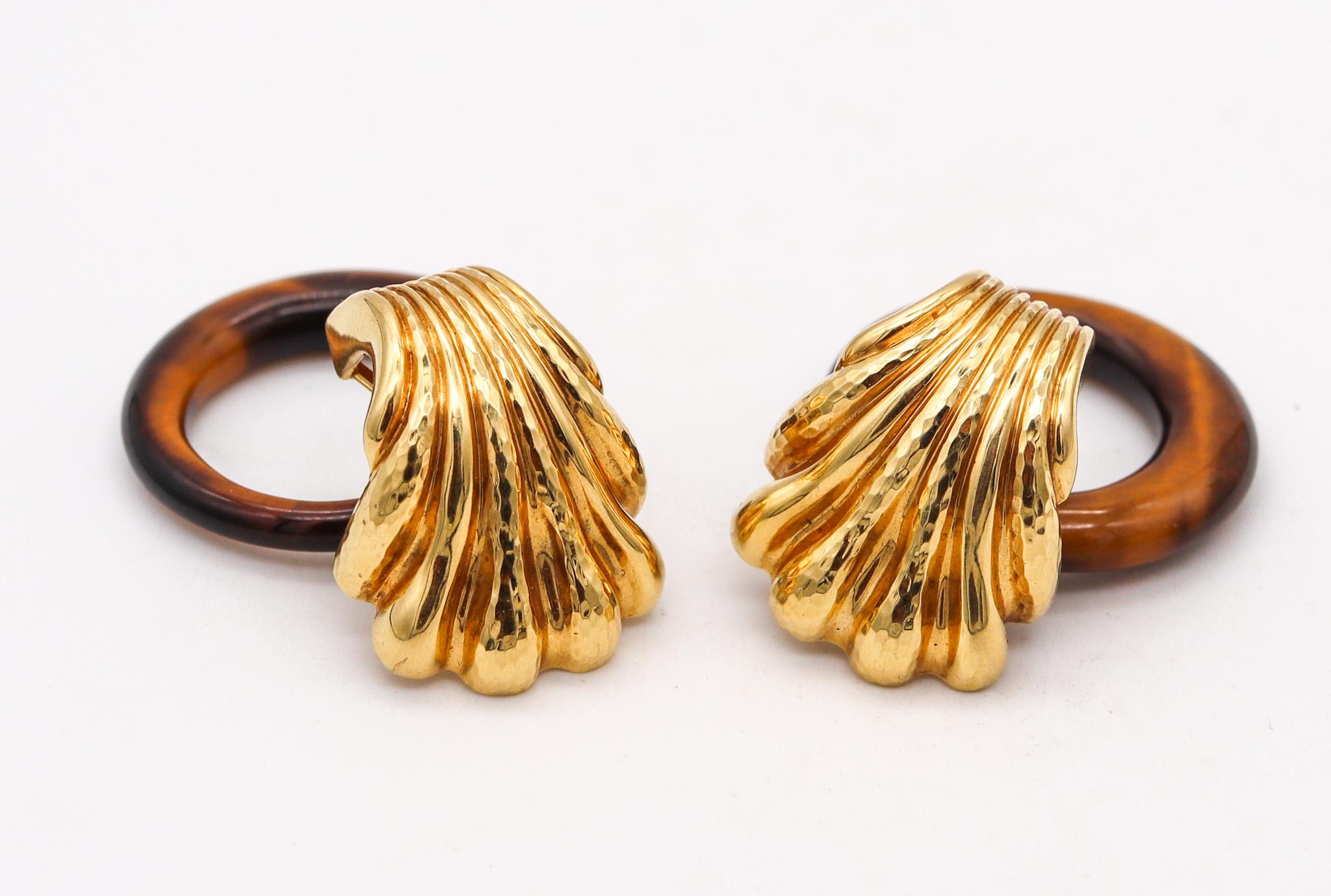 Doorknocker convertible earrings designed by Andrew Clunn.

Gorgeous pair of convertible doorknockers earrings, created in New York city at the jewelry atelier of Andrew Clunn. These earrings has been crafted with fluted patterns in solid rich