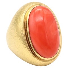Andrew Clunn Bague cocktail massive en or martelé 18Kt avec corail de Sardaigne Andrew Clunn Bague cocktail massive en or martelé 18Kt avec corail de Sardaigne