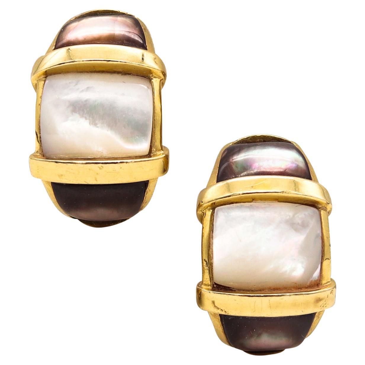 Andrew Clunn Boucles d'oreilles créoles New York en or jaune 18 carats avec nacre blanche et noire en vente