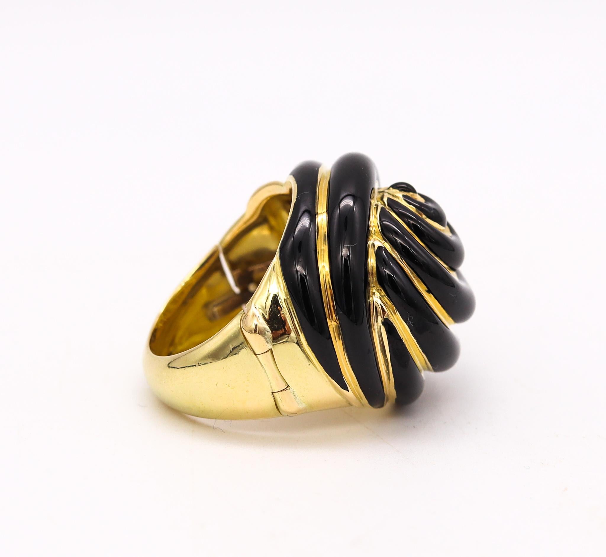 Andrew Clunn NYC Knots Cocktail Ring in Solid 18Kt Yellow Gold with Black Enamel In Excellent Condition For Sale In Miami, FL