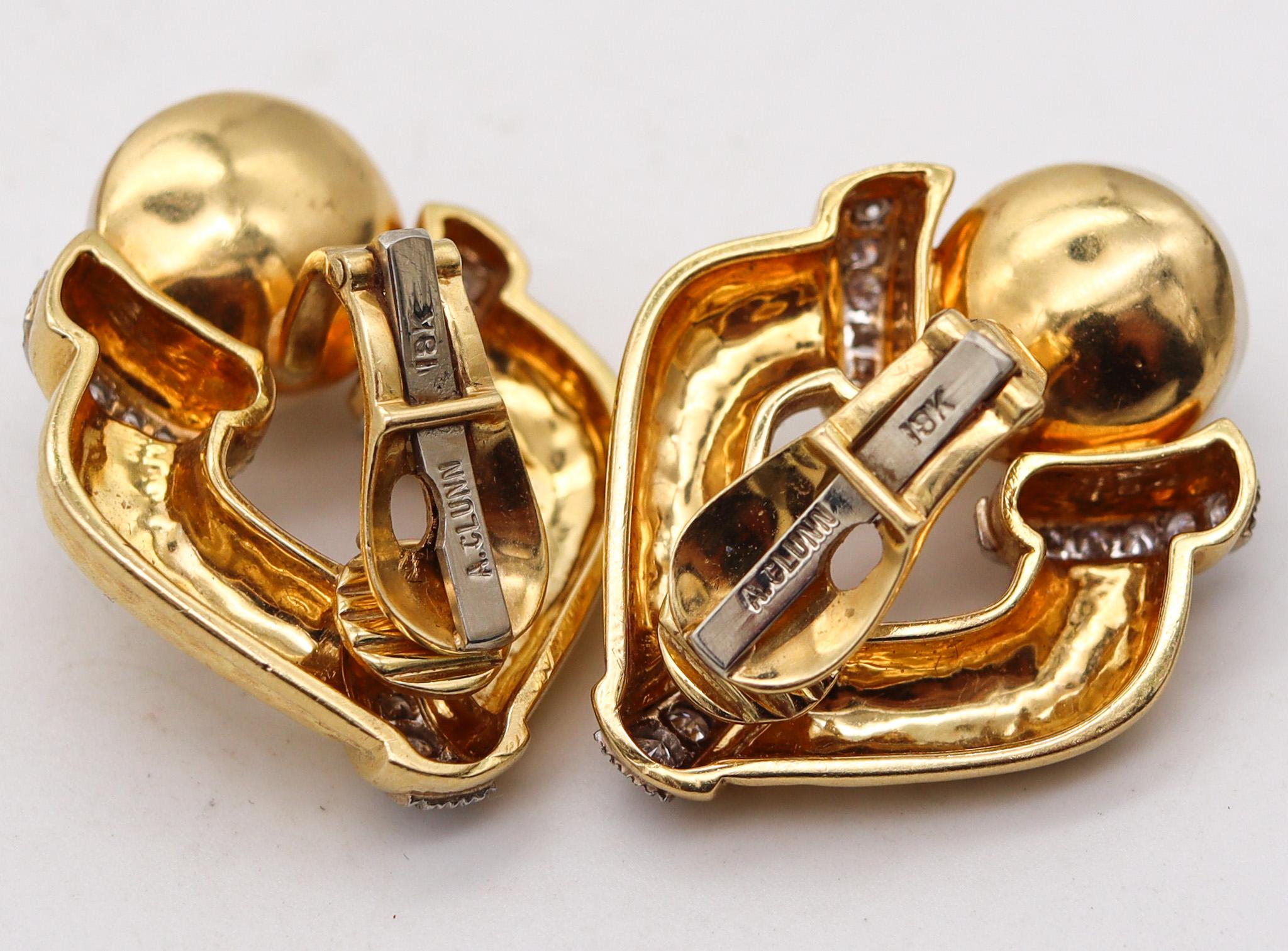Andrew Clunn Perlen-Ohrringe aus 18 Karat Gelbgold mit 1,20 Karat Diamanten (Rundschliff) im Angebot