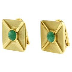 Andrew Clunn – Ohrclips mit quadratischen, strukturierten Gold-Cabochon-Smaragden von Andrew Clunn