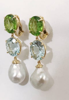 Andrew Clunn Orecchino a goccia con tre pietre e peridoto e acquamarina  Perla dei mari del sud