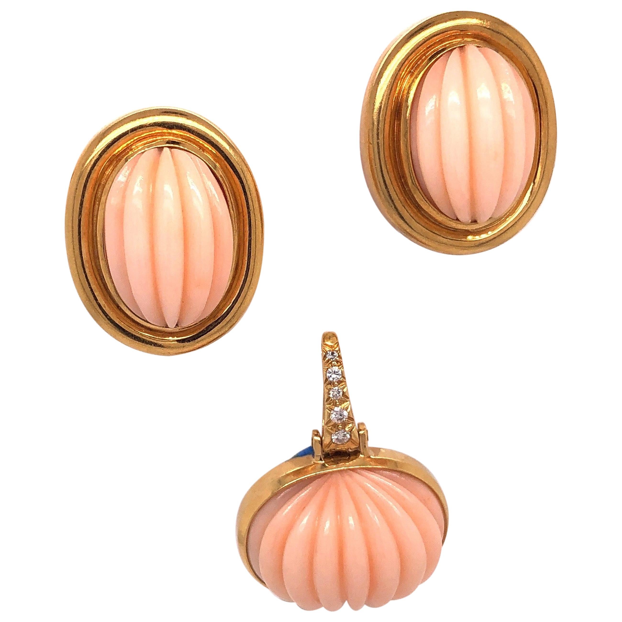 Andrew Clunn Parure boucles d'oreilles et pendentifs en or jaune, diamants et corail sculpté