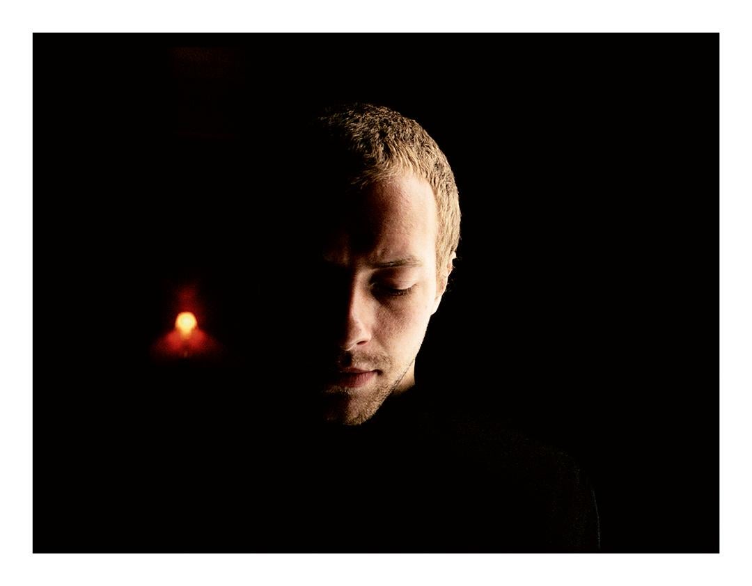 Andrew Cotterill Color Photograph – Chris Martin von Coldplay
