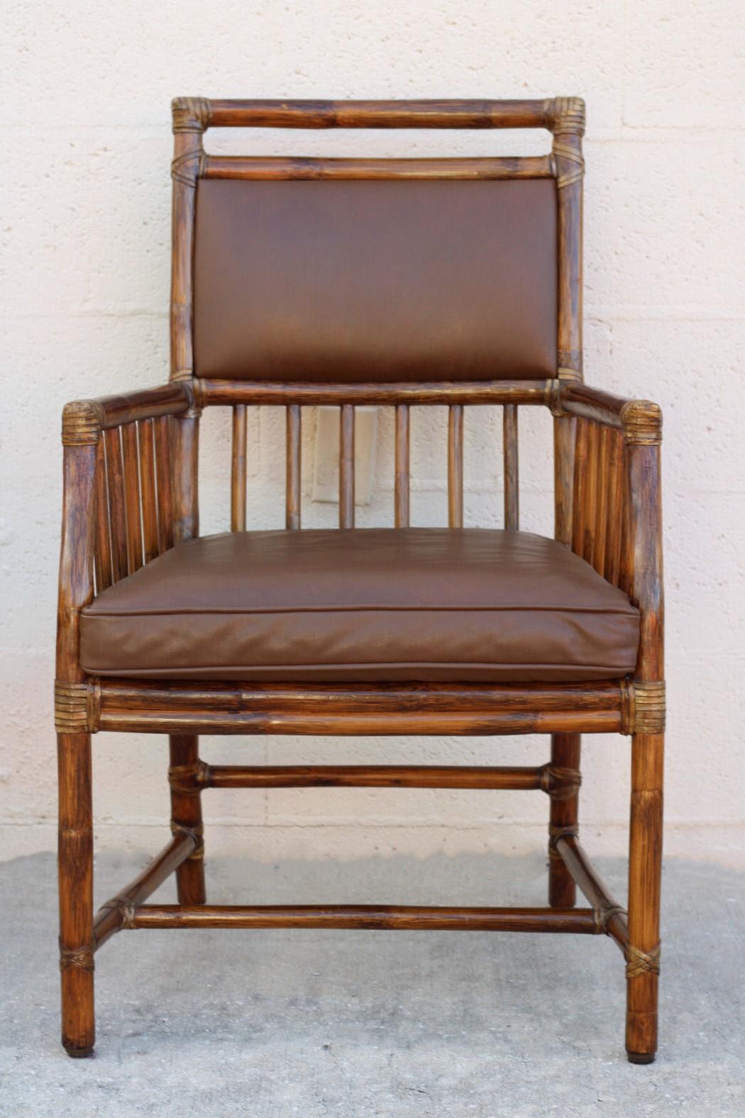 Andrew Delfino für McGuire Sessel oder Esszimmerstühle aus Rattan und Leder, ein Paar (Organische Moderne) im Angebot