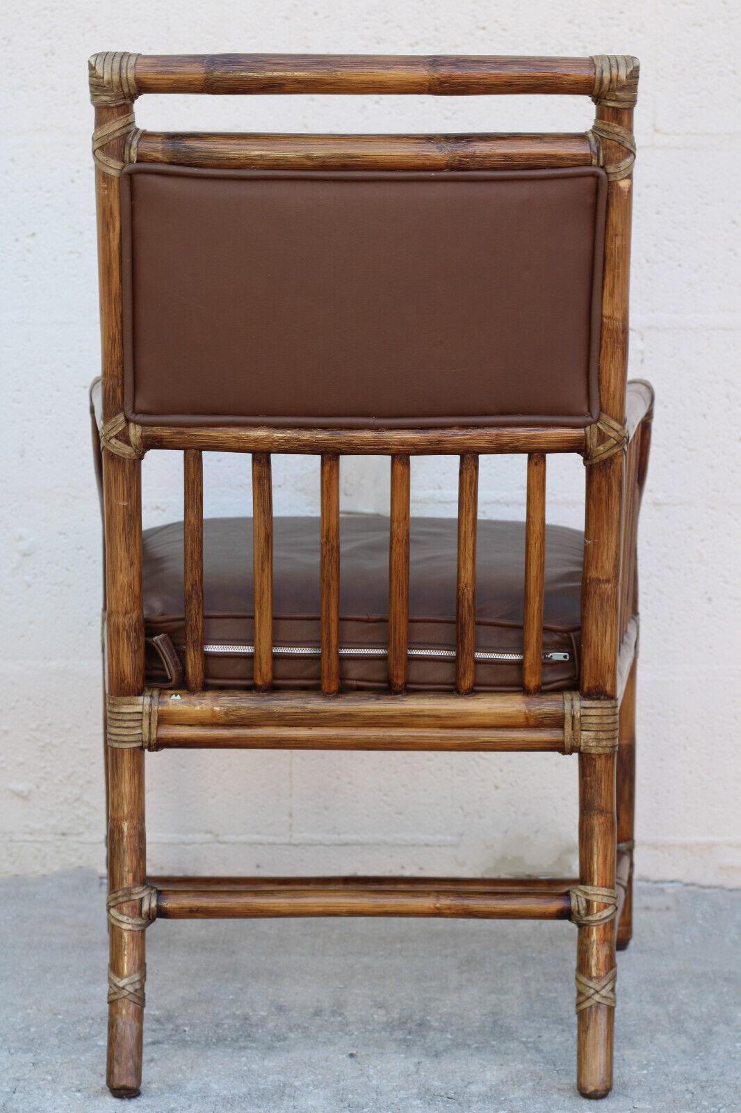 Andrew Delfino für McGuire Sessel oder Esszimmerstühle aus Rattan und Leder, ein Paar (20. Jahrhundert) im Angebot