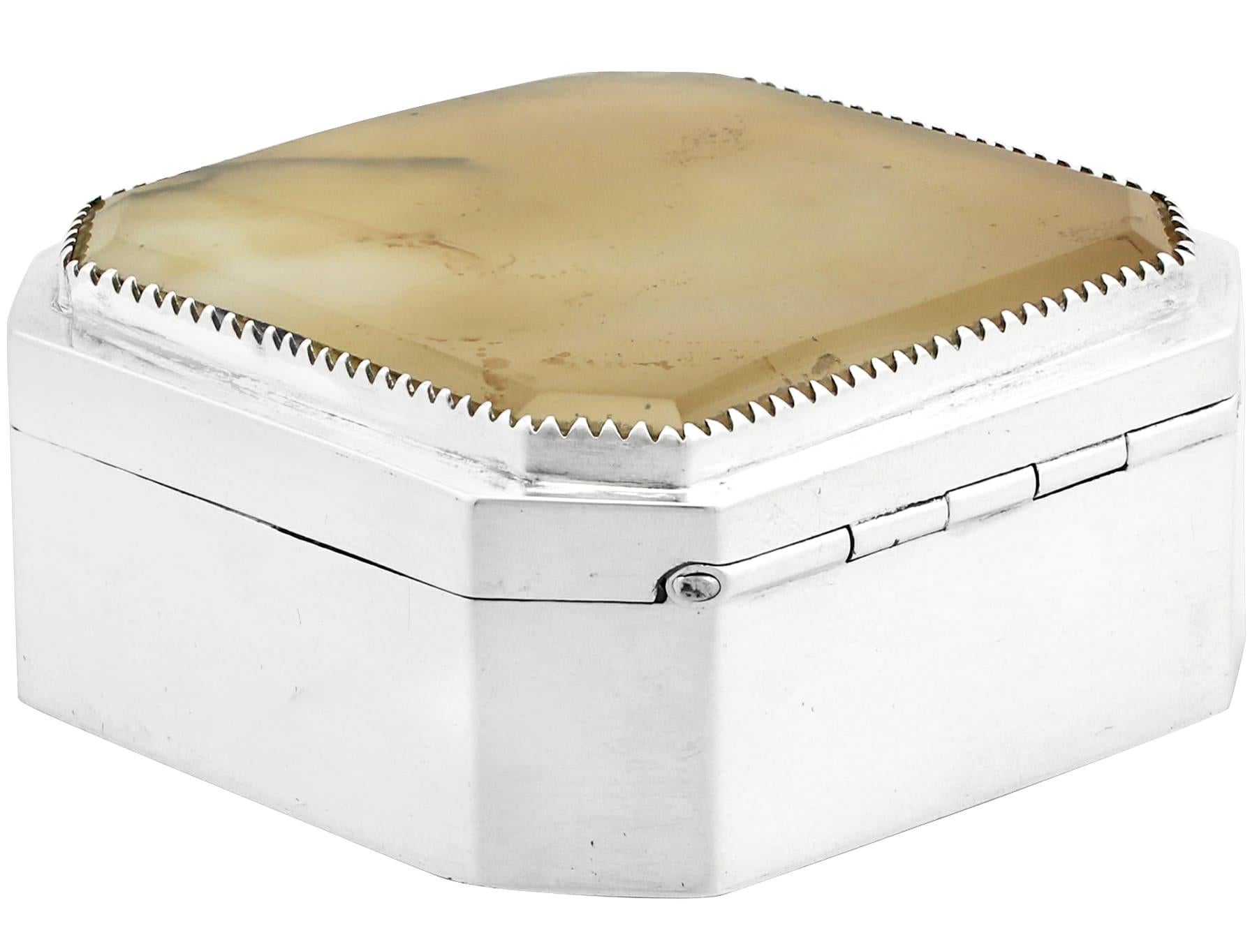 An exceptional, fine and impressive antique Georgian English sterling silver and hardstone box; an addition to our diverse silver boxes collection.

This antique George III sterling silver box has a square form with cut corners.

The surface of