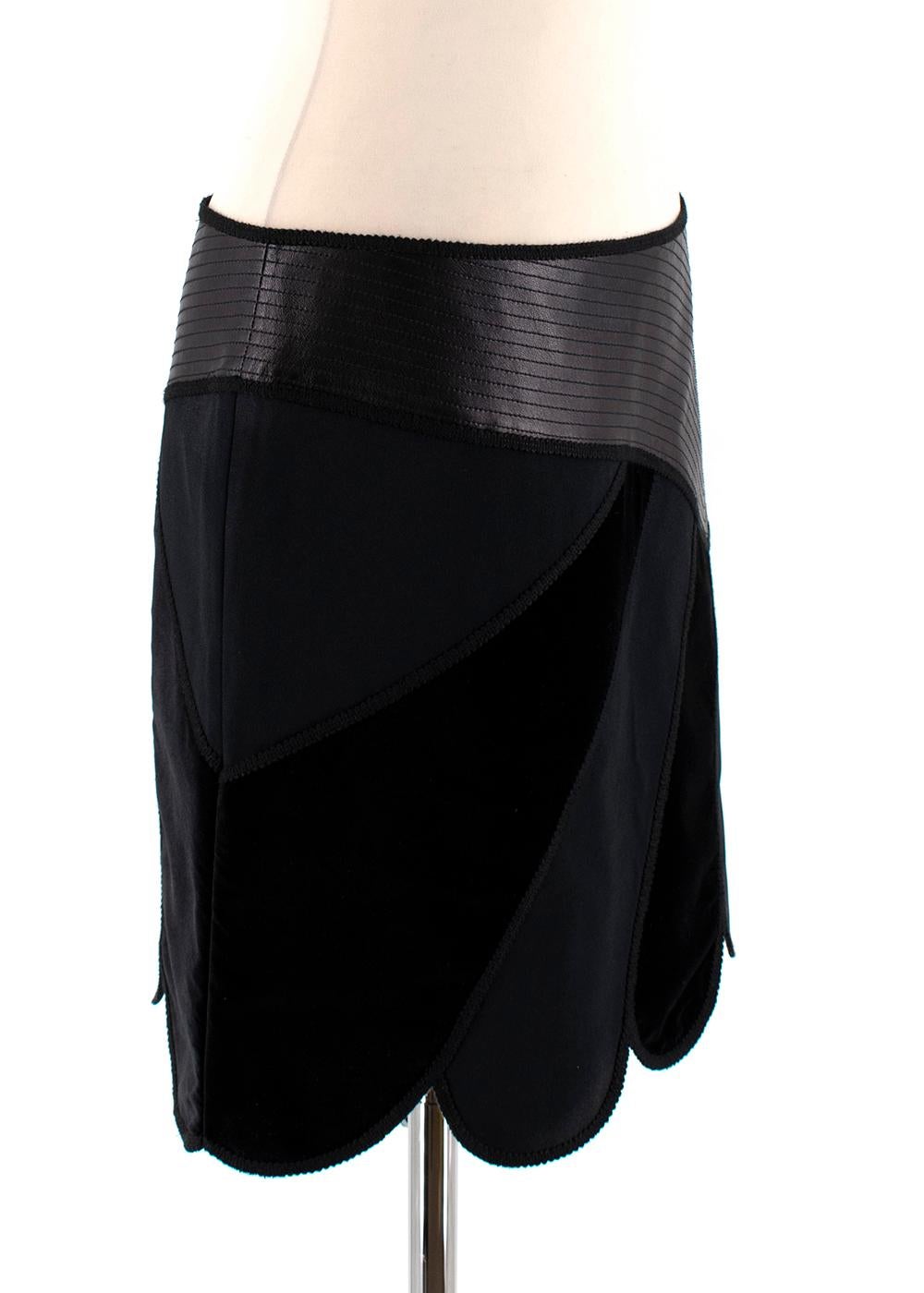 Andrew GN Black Contrast Panelled Scallop Hem Mini Skirt

- Black contrast panelled skirt 
- Asymmetric design
- Leather embossed trim 
- Velvet and neoprene striped contrast detailing 
- Scalloped hem 
- Concealed side zip fastening 
- Mini length