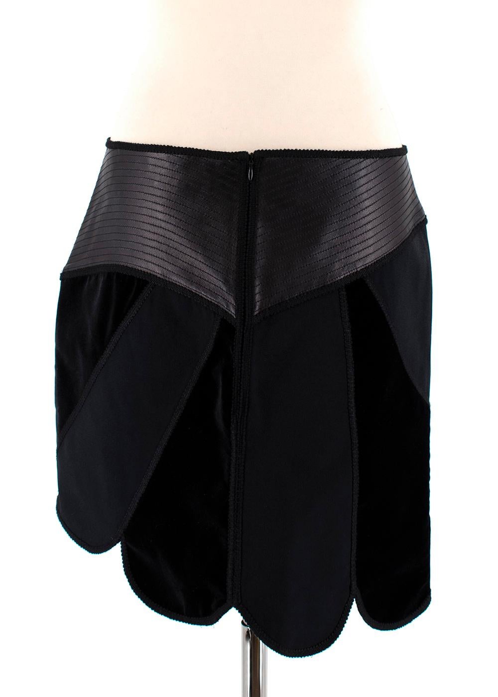 Andrew GN Black Contrast Panelled Scallop Hem Mini Skirt FR40 In Excellent Condition In London, GB