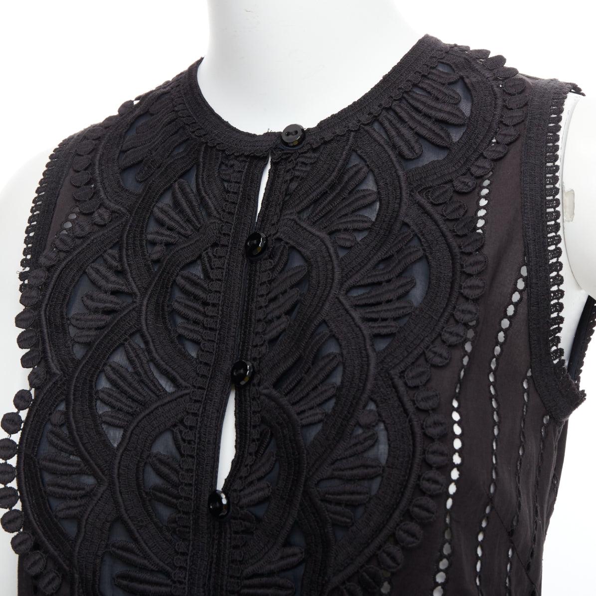 ANDREW GN top senza maniche in pizzo occhiellato nero con bottoni geometrici FR38 M.
Riferimento: LNKO/A02413
Marchio: Andrew Gn
Materiale: Sembra cotone
Colore: nero
Modello: Pizzo
Chiusura: bottone
Dettagli extra: Retro con