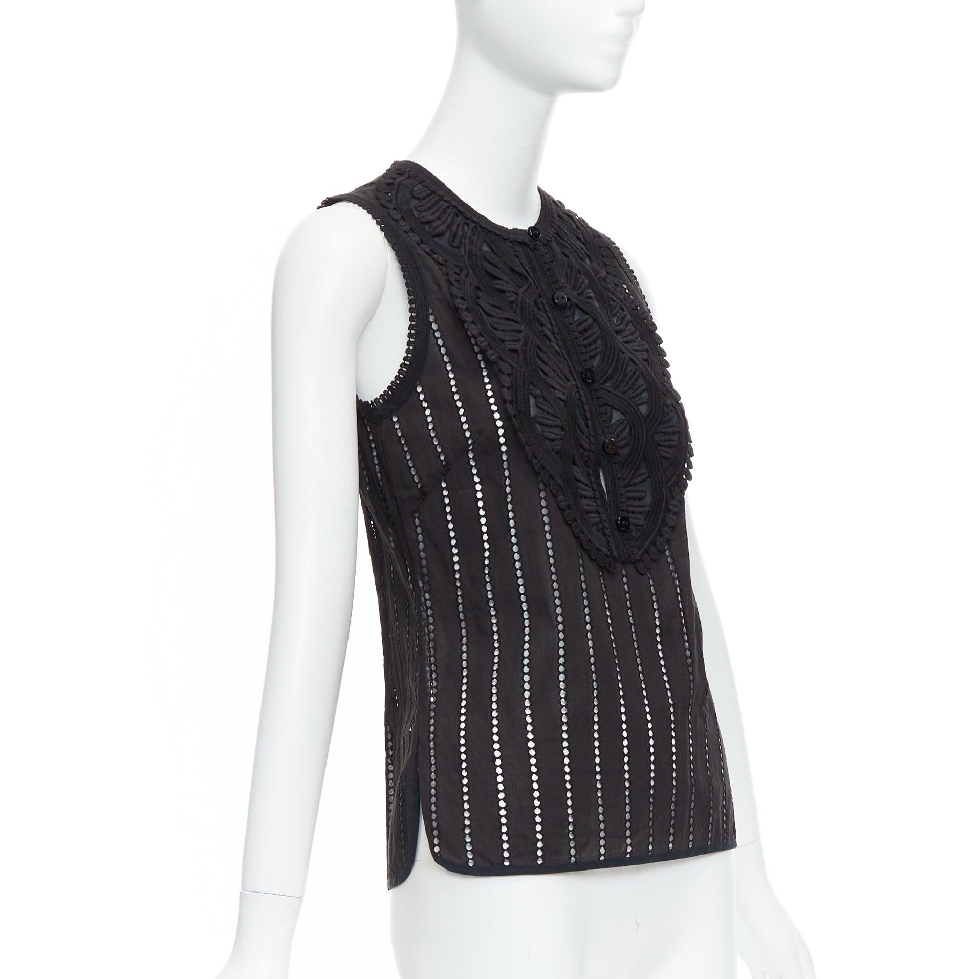 Nero ANDREW GN top senza maniche in pizzo occhiellato nero con bottoni geometrici FR38 M. in vendita