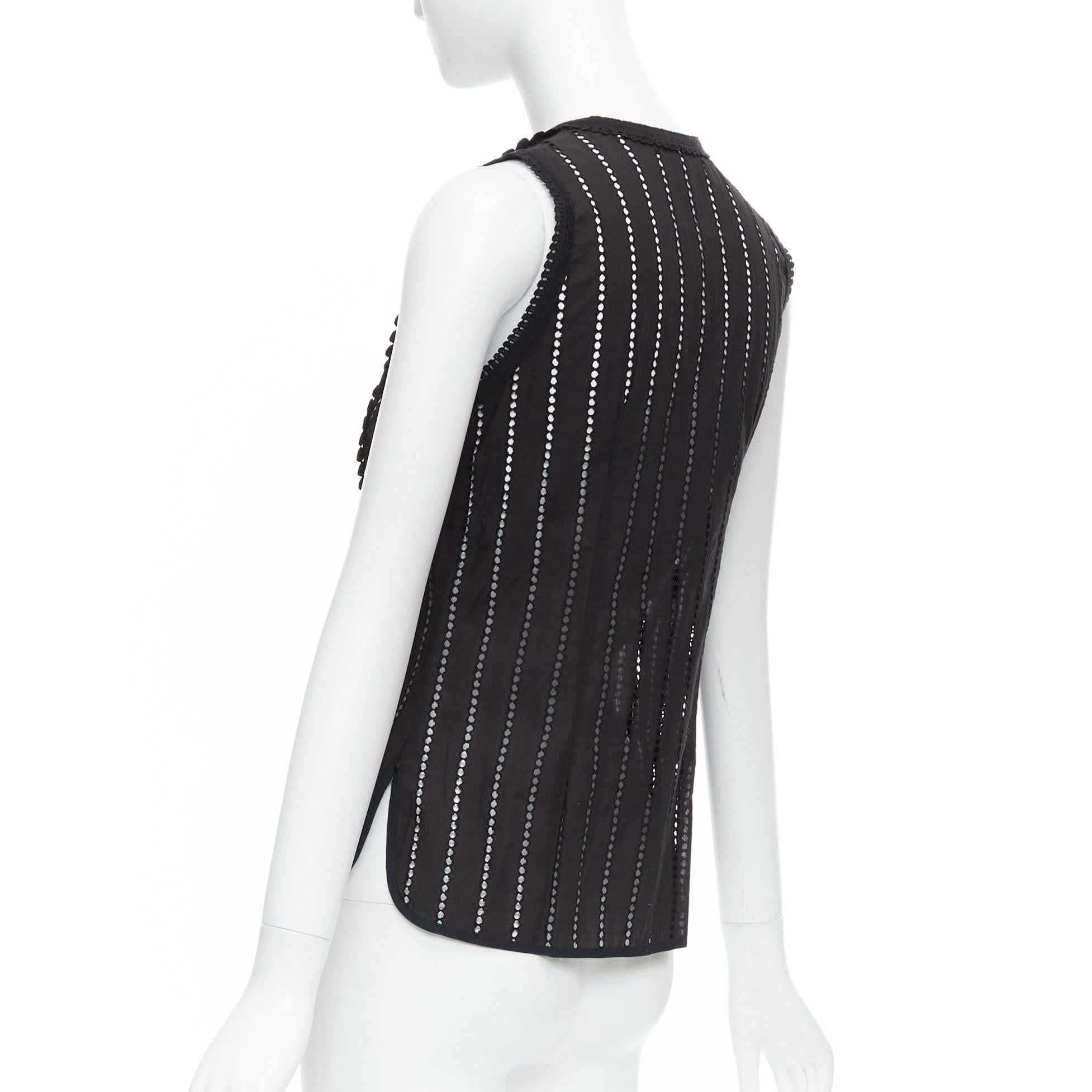 ANDREW GN top senza maniche in pizzo occhiellato nero con bottoni geometrici FR38 M. in vendita 1