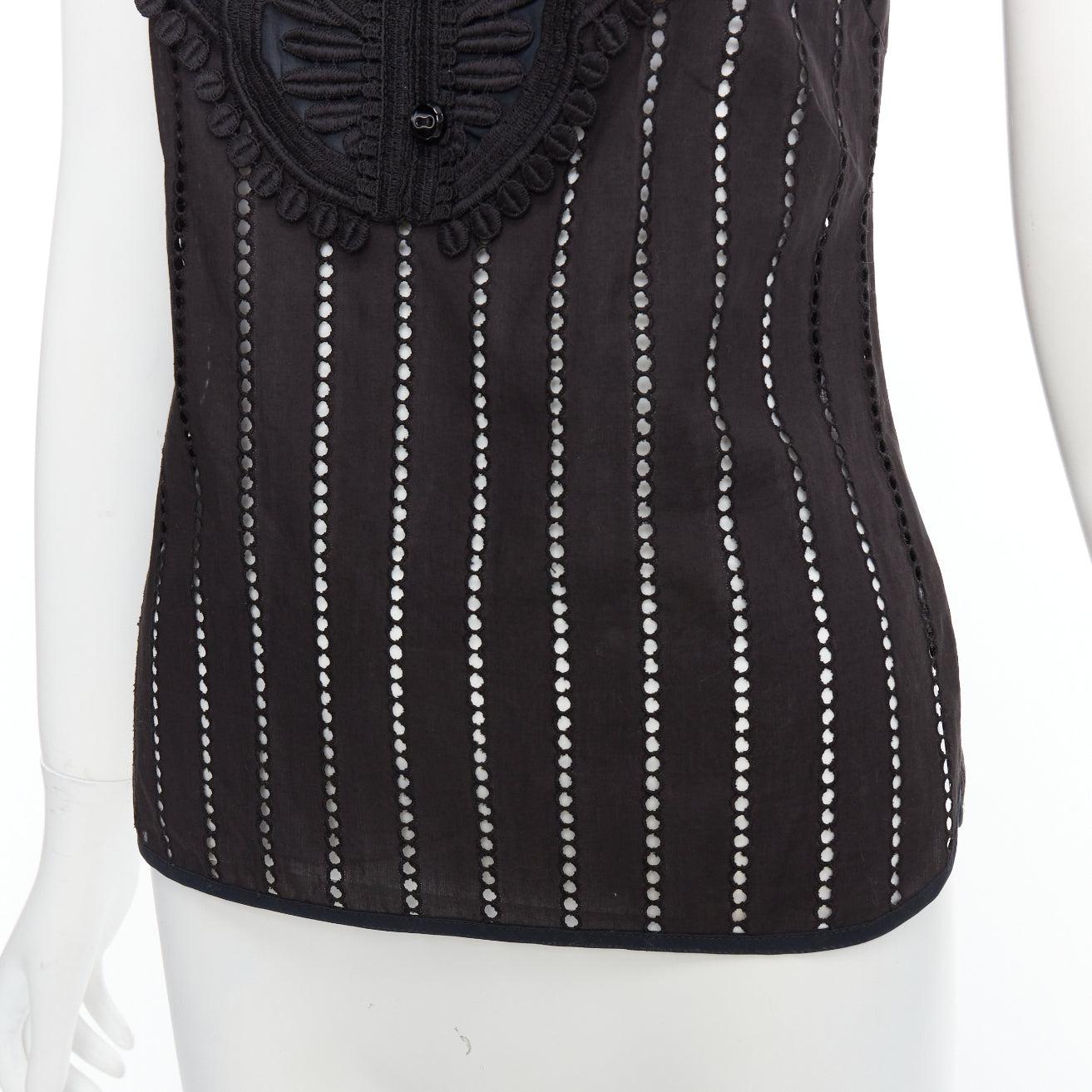 ANDREW GN top senza maniche in pizzo occhiellato nero con bottoni geometrici FR38 M. in vendita 2