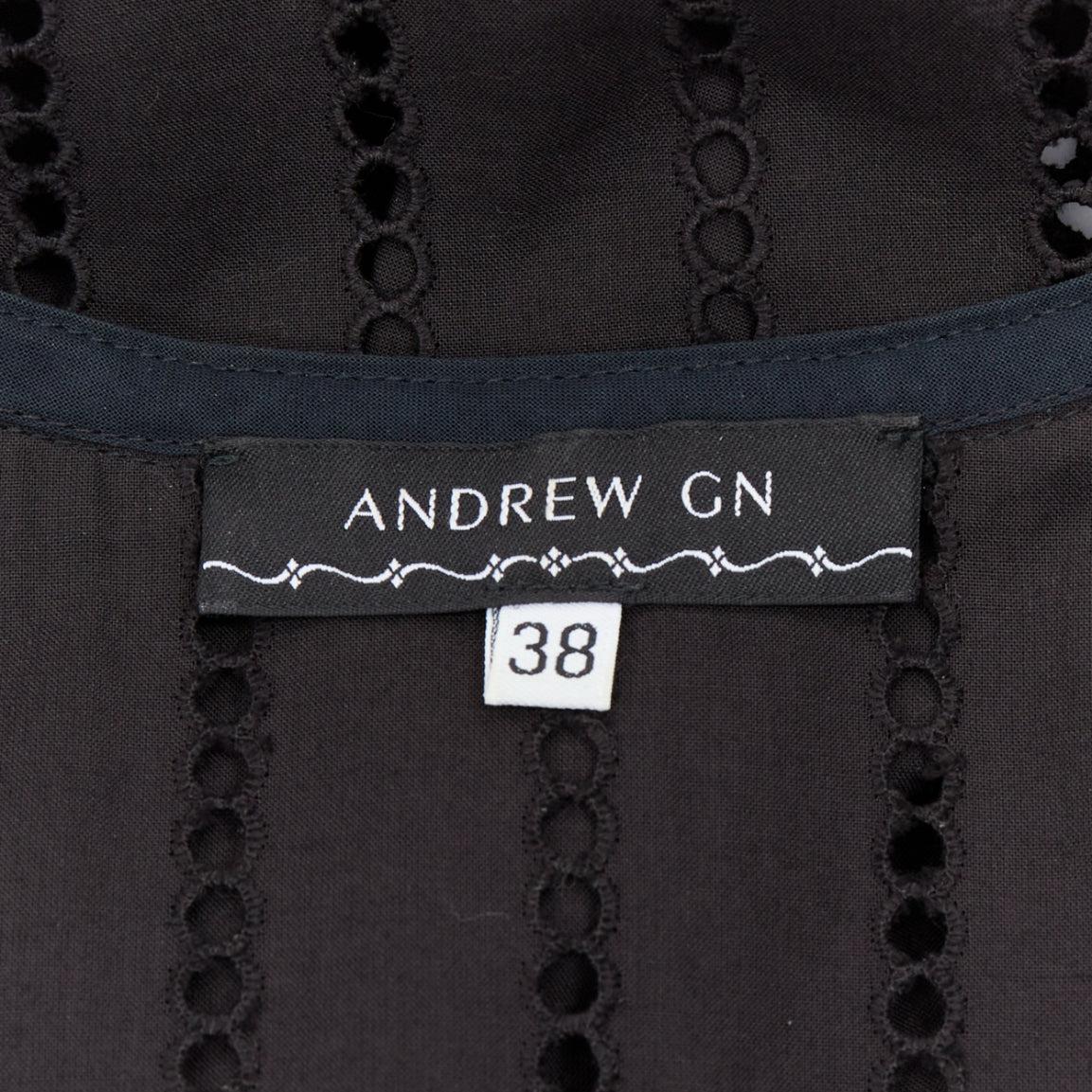 ANDREW GN top senza maniche in pizzo occhiellato nero con bottoni geometrici FR38 M. in vendita 3