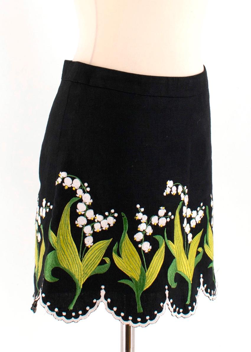 Andrew GN Embroidered Mini Skirt RRP £1250

-Floral Embroidery 
- Side Invisible Zip Closure 
- Mini Skirt 
- Detail to Hemline 

Made in France

Please note, these items are pre-owned and may show signs of being stored even when unworn and unused.