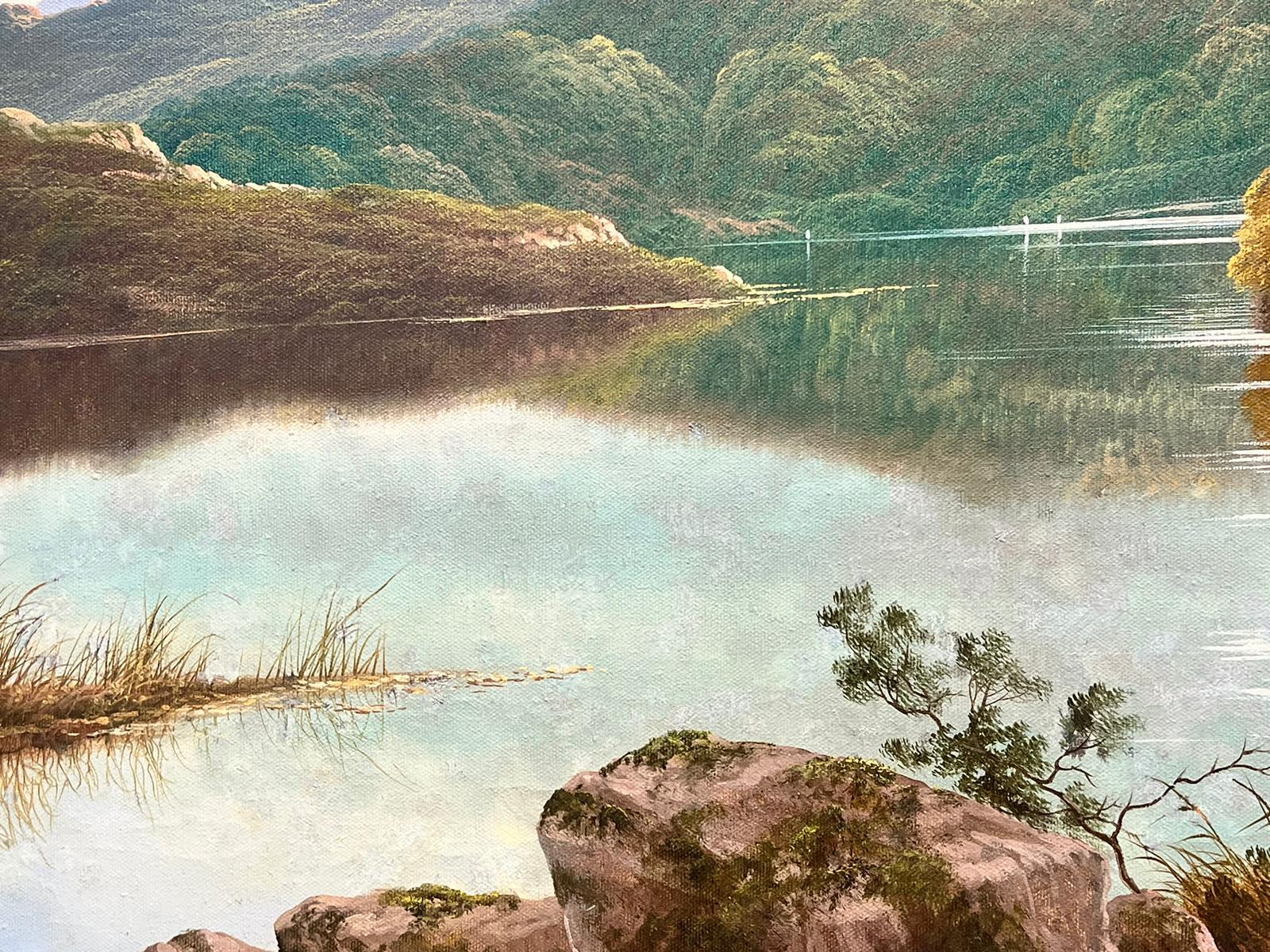 Enorme dipinto a olio tradizionale britannico Pesca nelle Highlands Loch autunnale - Landscape Painting Grigio di Andrew Grant Kurtis