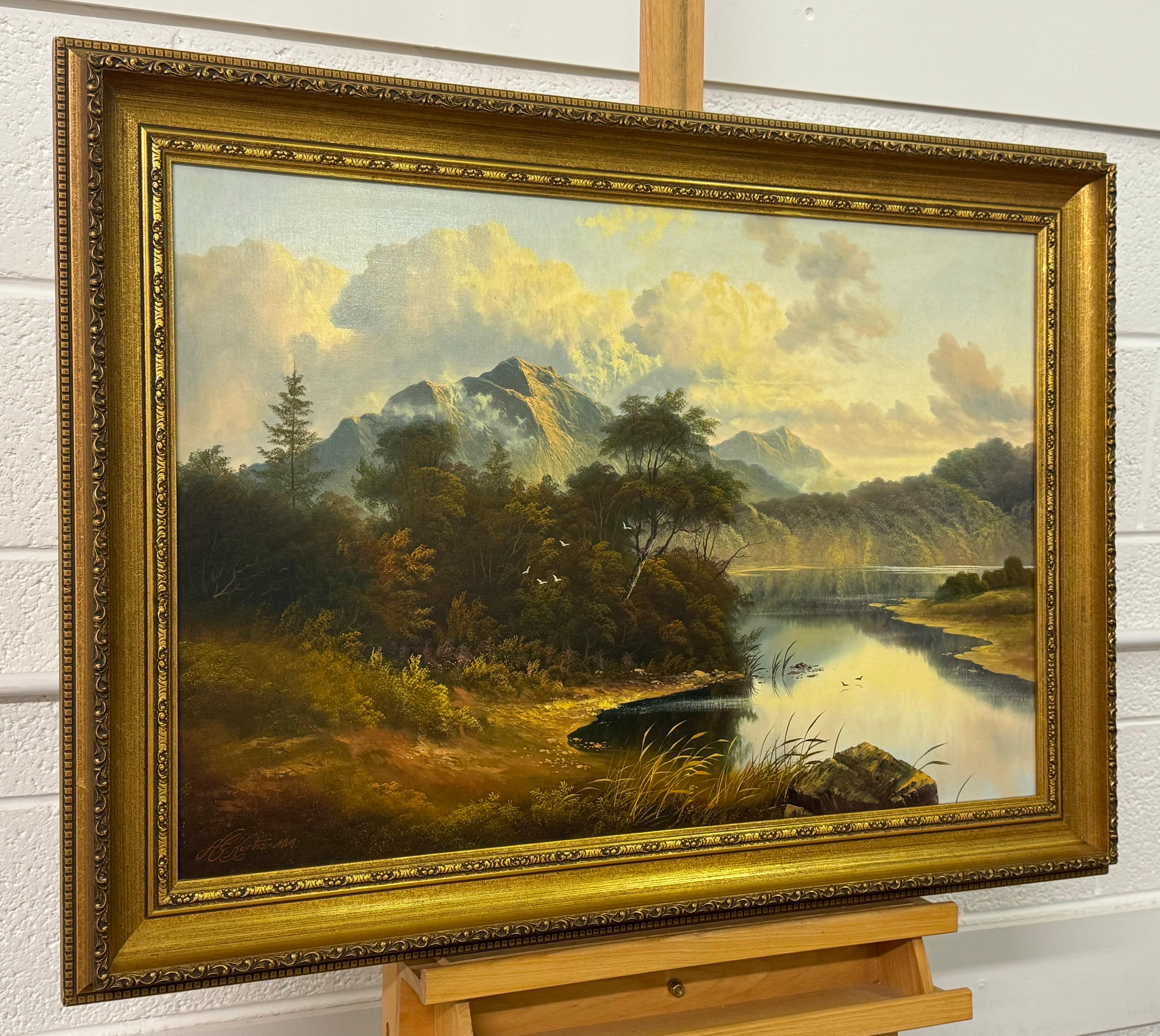 Escena de las Tierras Altas escocesas con luz dorada y tranquila vista a un lago de montaña - Painting Realista de Andrew Grant Kurtis