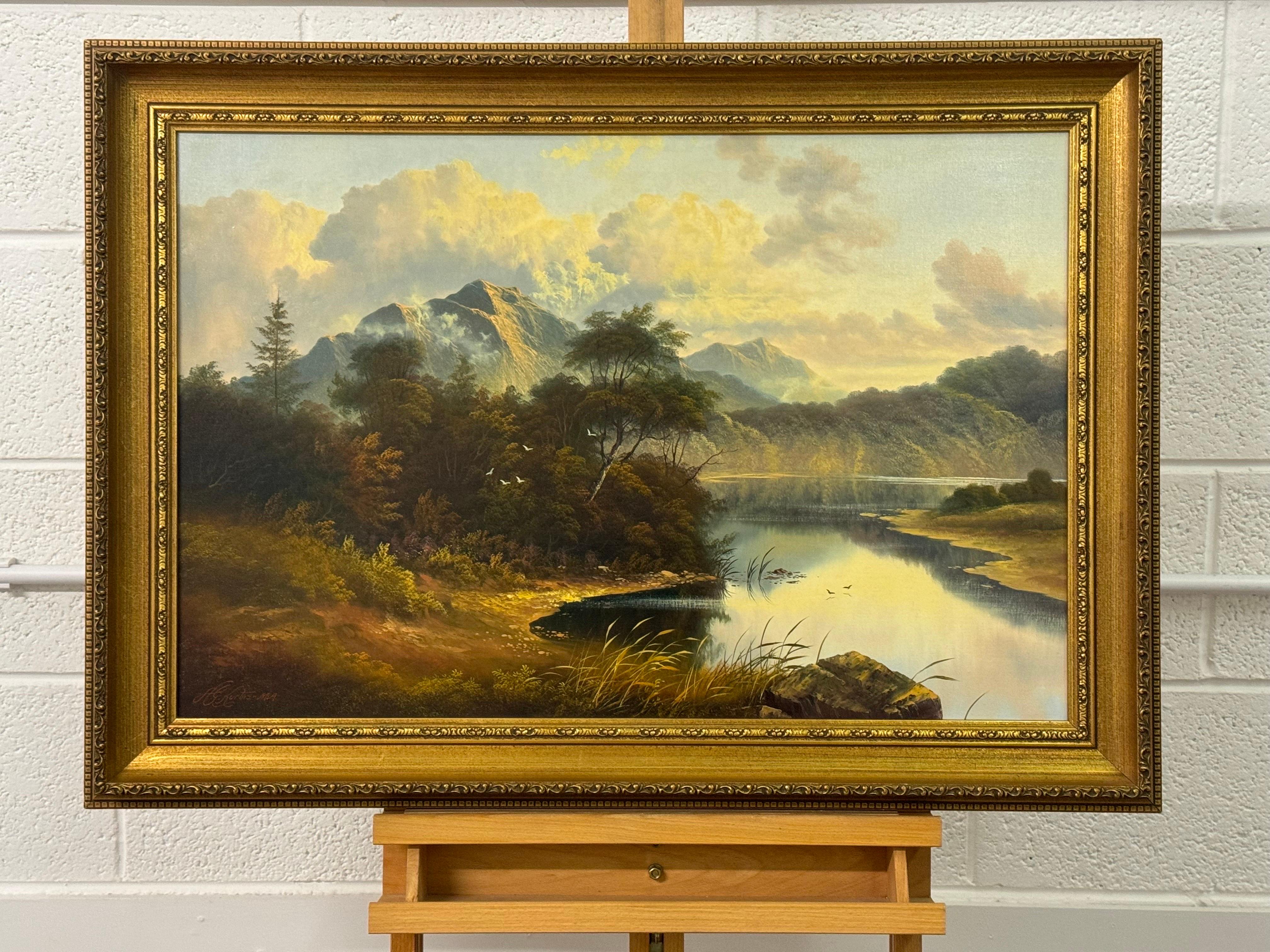 Escena de las Tierras Altas escocesas con luz dorada y tranquila vista a un lago de montaña - Animal Painting Marrón de Andrew Grant Kurtis