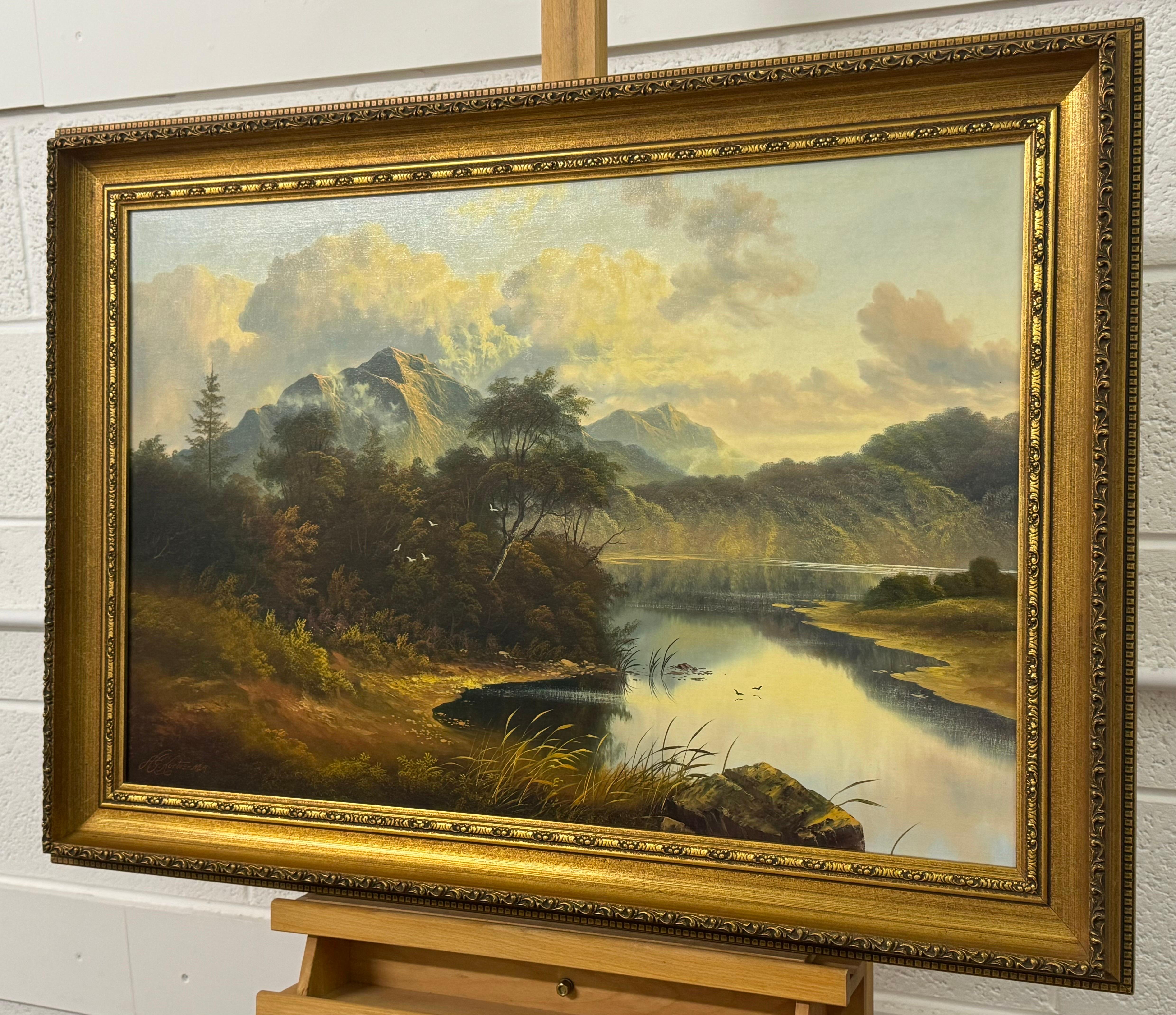 Escena de las Tierras Altas escocesas con luz dorada y vistas a un tranquilo lago de montaña, por el artista británico Andrew Grant Kurtis M.A.(Lon) B.Des.(Hons) L.S.I.A.D.

Medidas: 30 x 20 pulgadas
El marco mide 36 x 26 pulgadas

Este cuadro capta