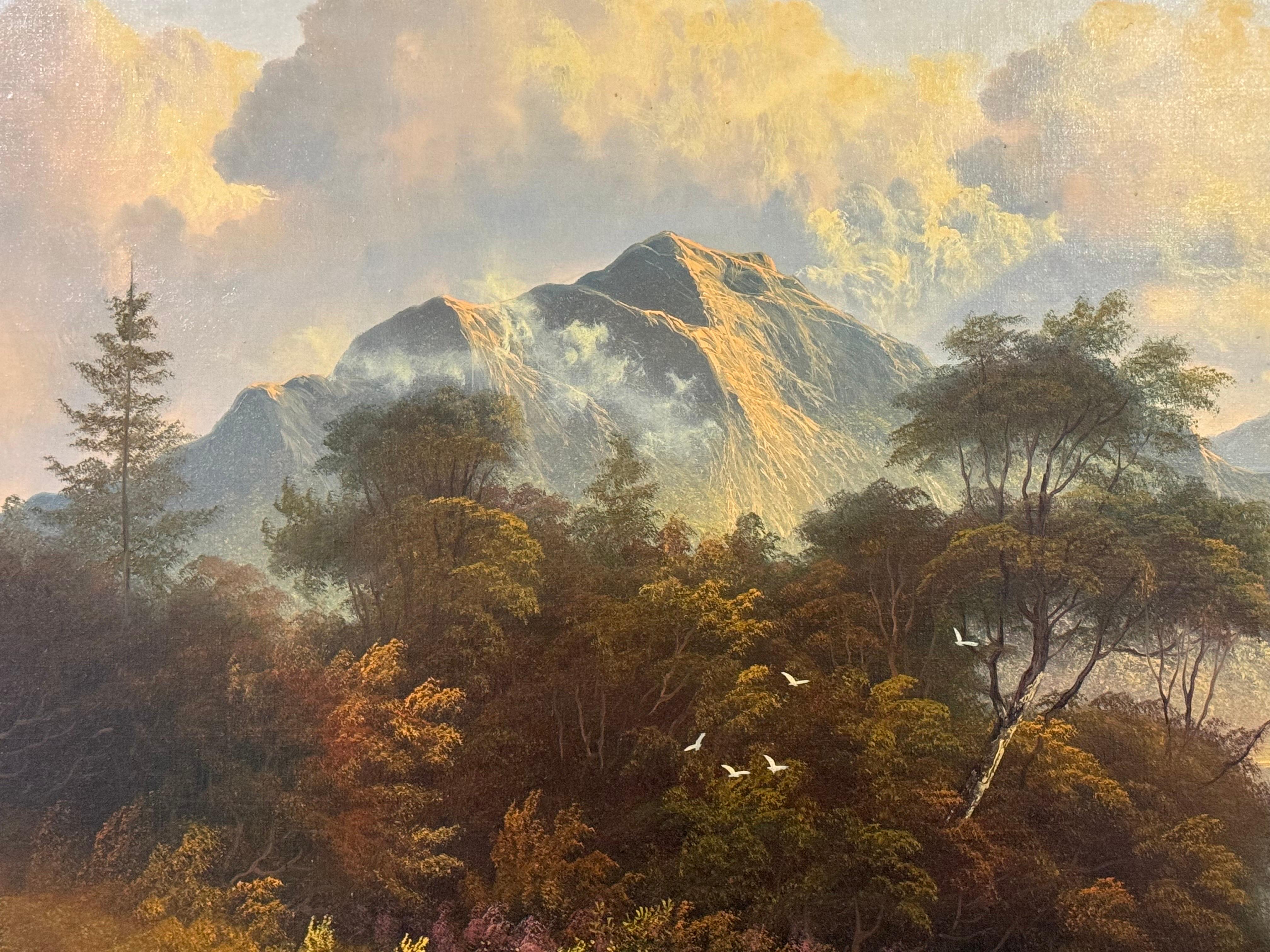 Escena de las Tierras Altas escocesas con luz dorada y tranquila vista a un lago de montaña en venta 3