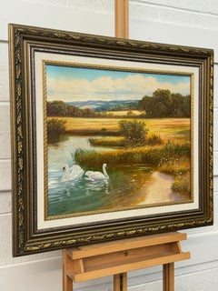 Cigni su un fiume con fiori selvatici nella campagna inglese di un artista britannico