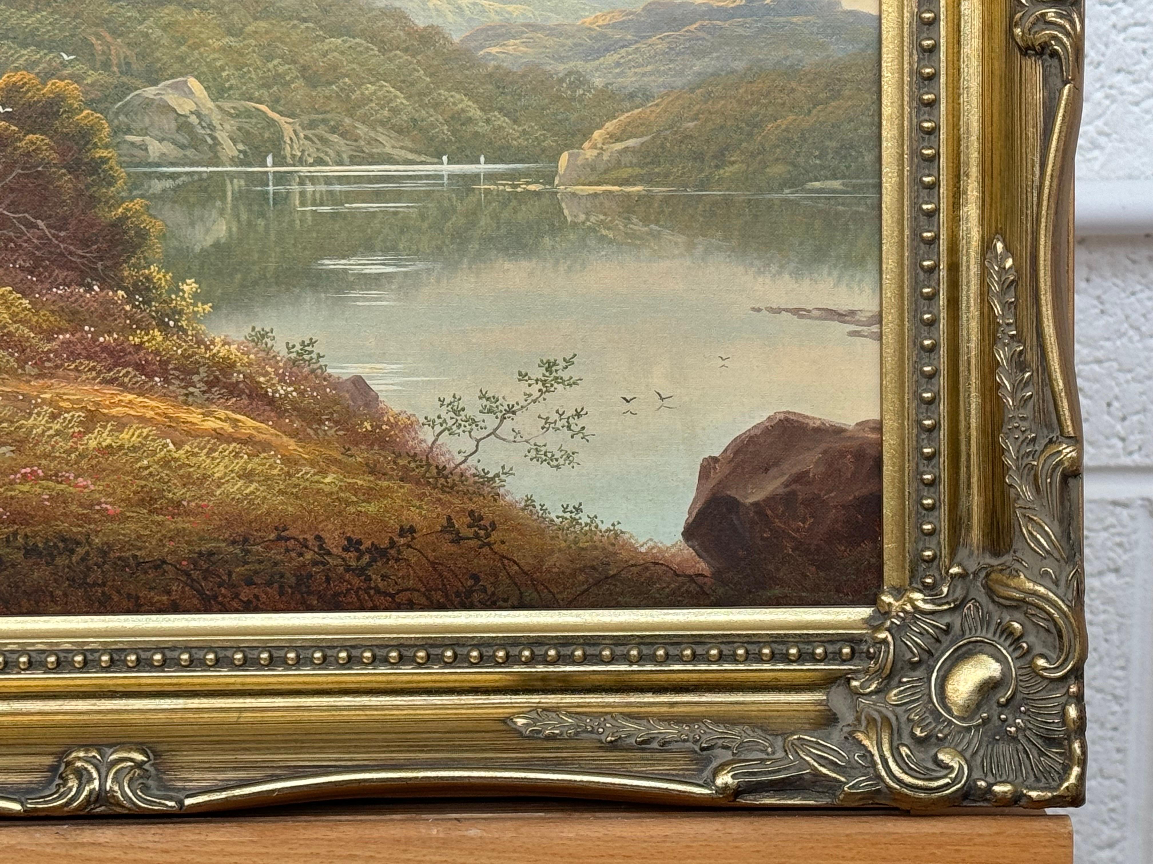 Reflejos Tranquilos: Un Sereno Paisaje de Lago de Montaña por un Artista Británico en venta 1
