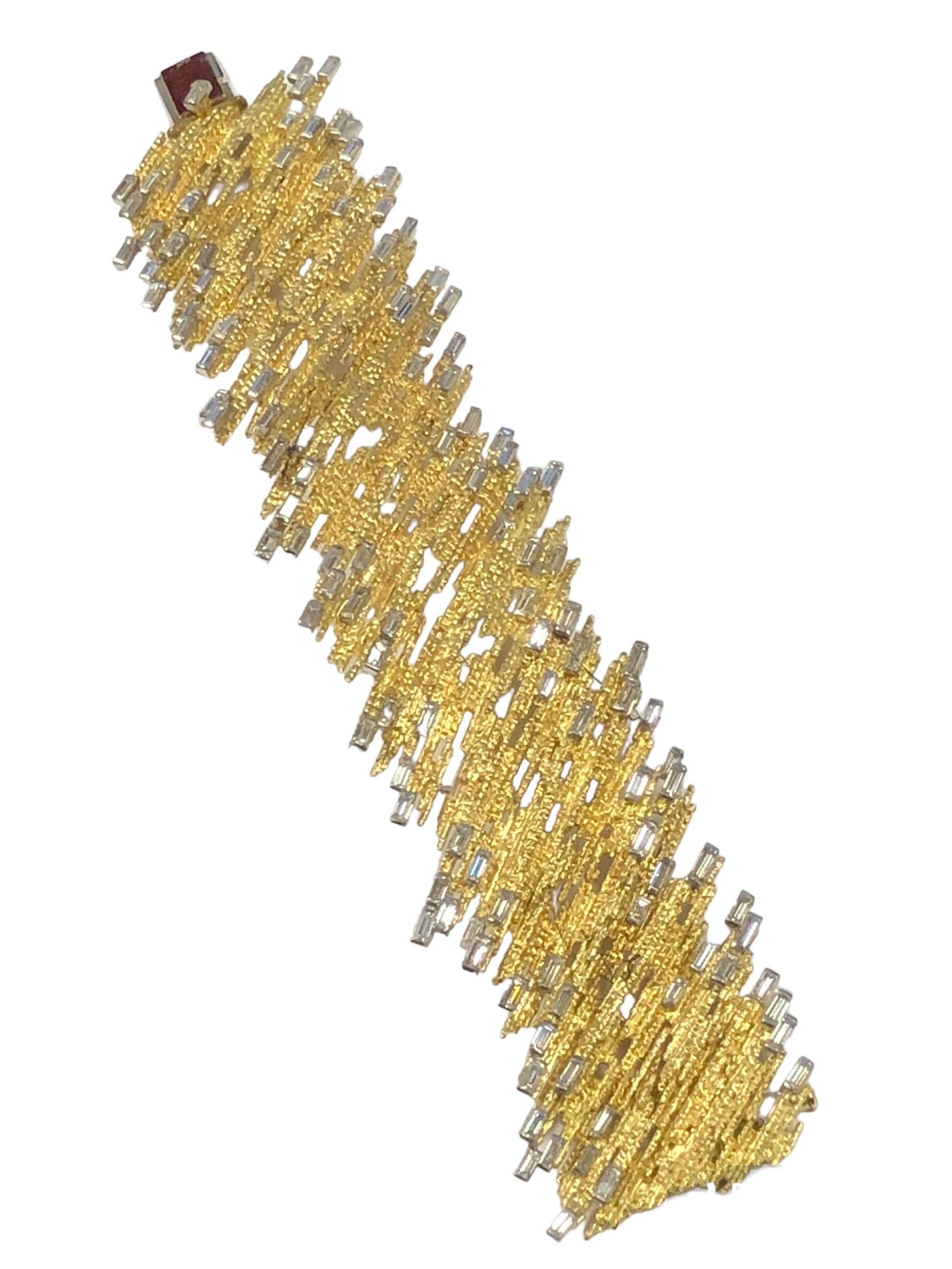 CIRCA 1960er Andrew Grima Armband aus 18k Gelbgold, im ikonischen Grima-Stil der Moderne,  Messung 6 1/4 Zoll in der Länge 1 1/2 Zoll breit und mit einem Gewicht von 76 Gramm. Set mit Baguette-Diamanten von insgesamt 5 Karat. Wird in der Original