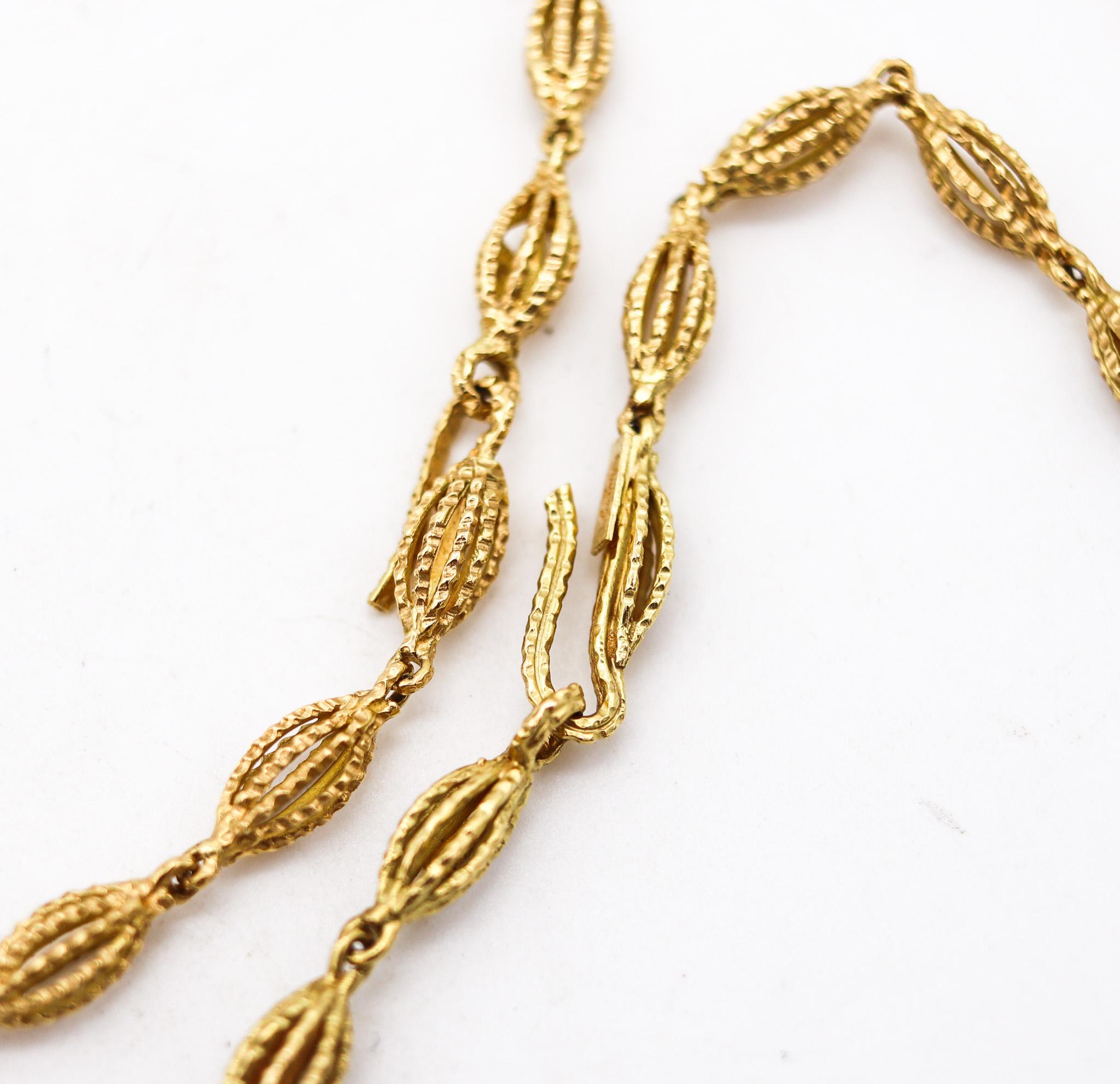 Andrew Grima 1969 London Textured Chain In Solid 18Kt Yellow Gold In Excellent Condition For Sale In Miami, FL