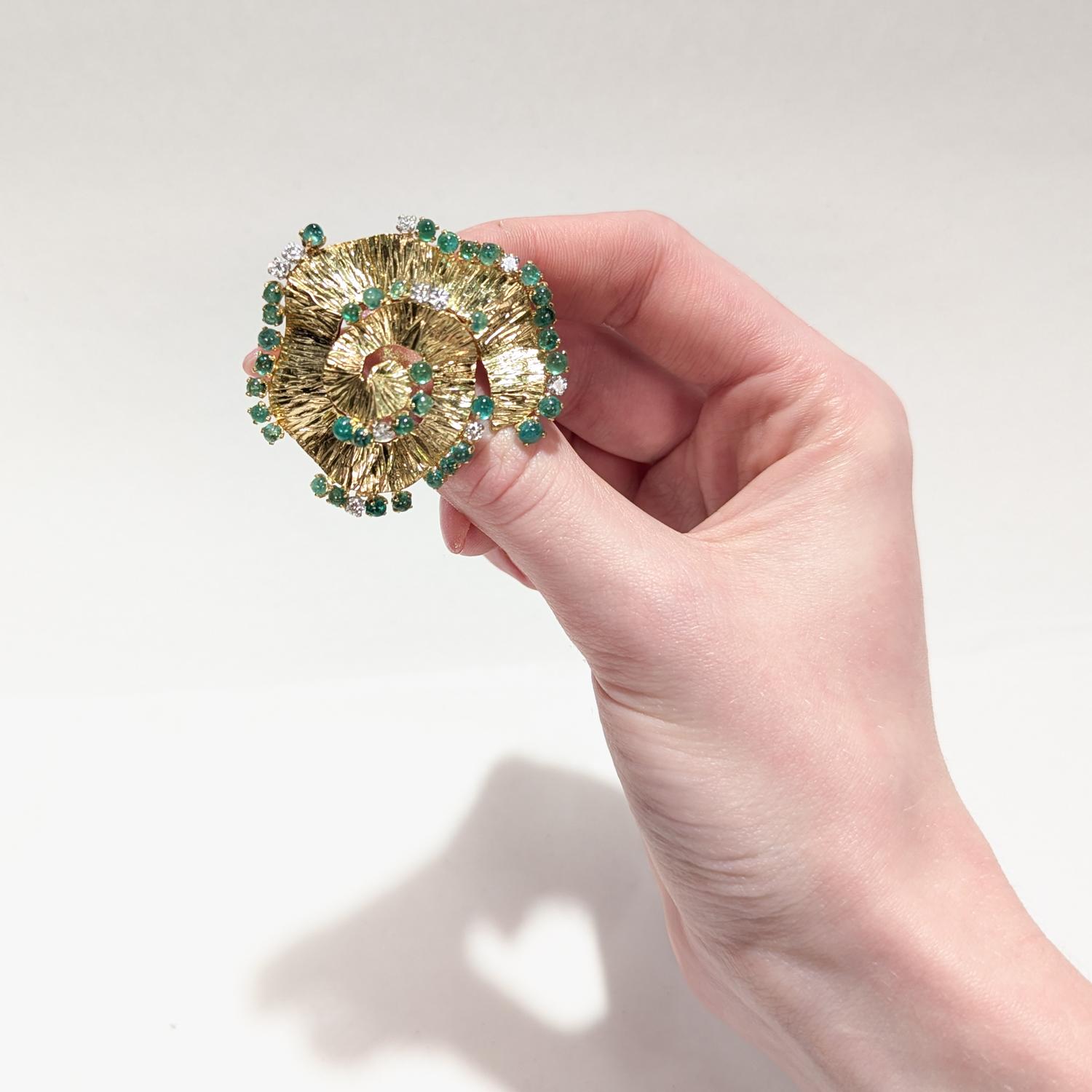 Cabochon Spilla modernista in oro 18 carati, smeraldi e diamanti attribuita ad Andrew Grima in vendita