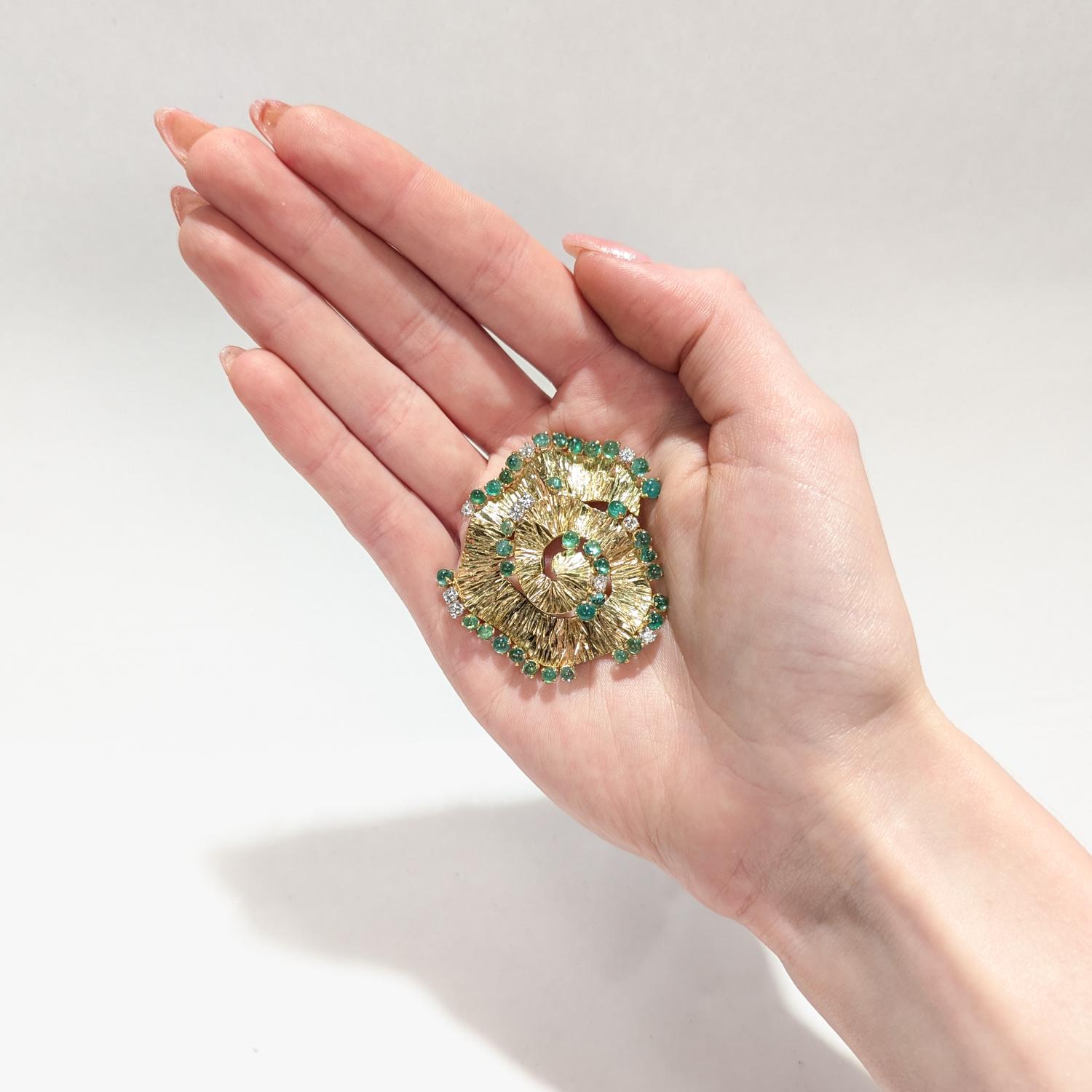 Modernista Spilla modernista in oro 18 carati, smeraldi e diamanti attribuita ad Andrew Grima in vendita