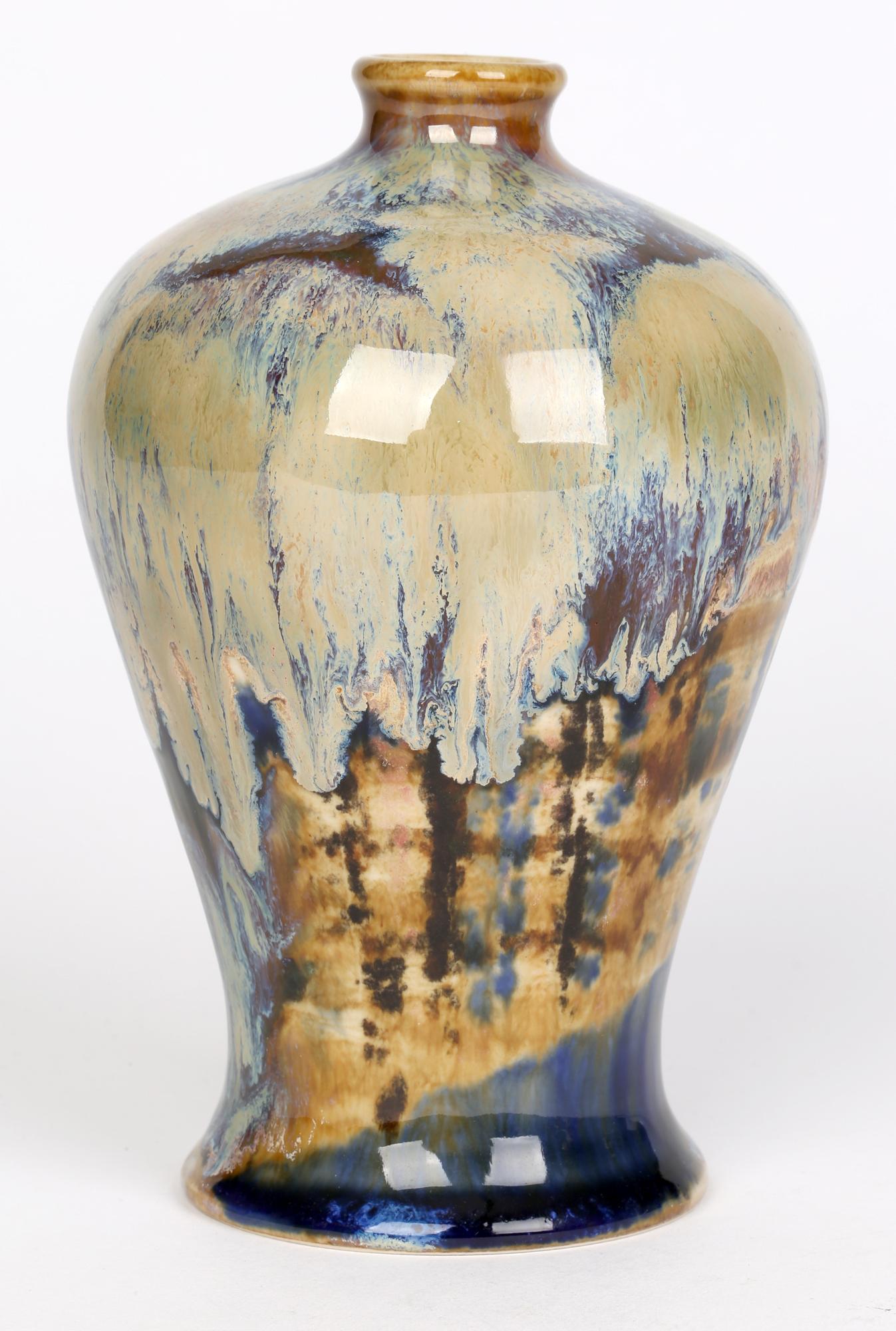 Superbe vase Baluster en poterie d'art Cobridge cuite à haute température, conçu par Andrew Hull et daté de 2004. Ce vase en grès très travaillé est de forme balustre, avec un corps inférieur à jupe et un pied étroit et arrondi, ainsi qu'un col et