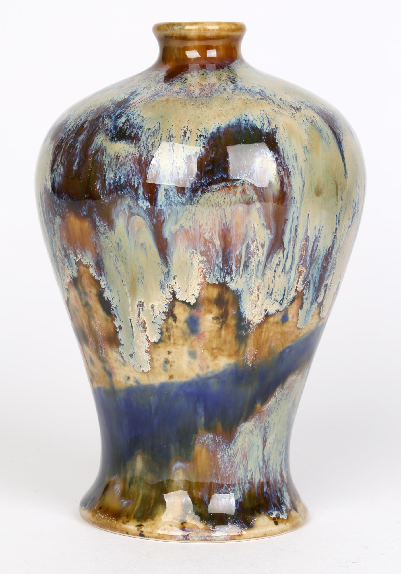 Peint à la main Vase balustre d'art en poterie cuite à haute température de Andrew Hull Cobridge en vente