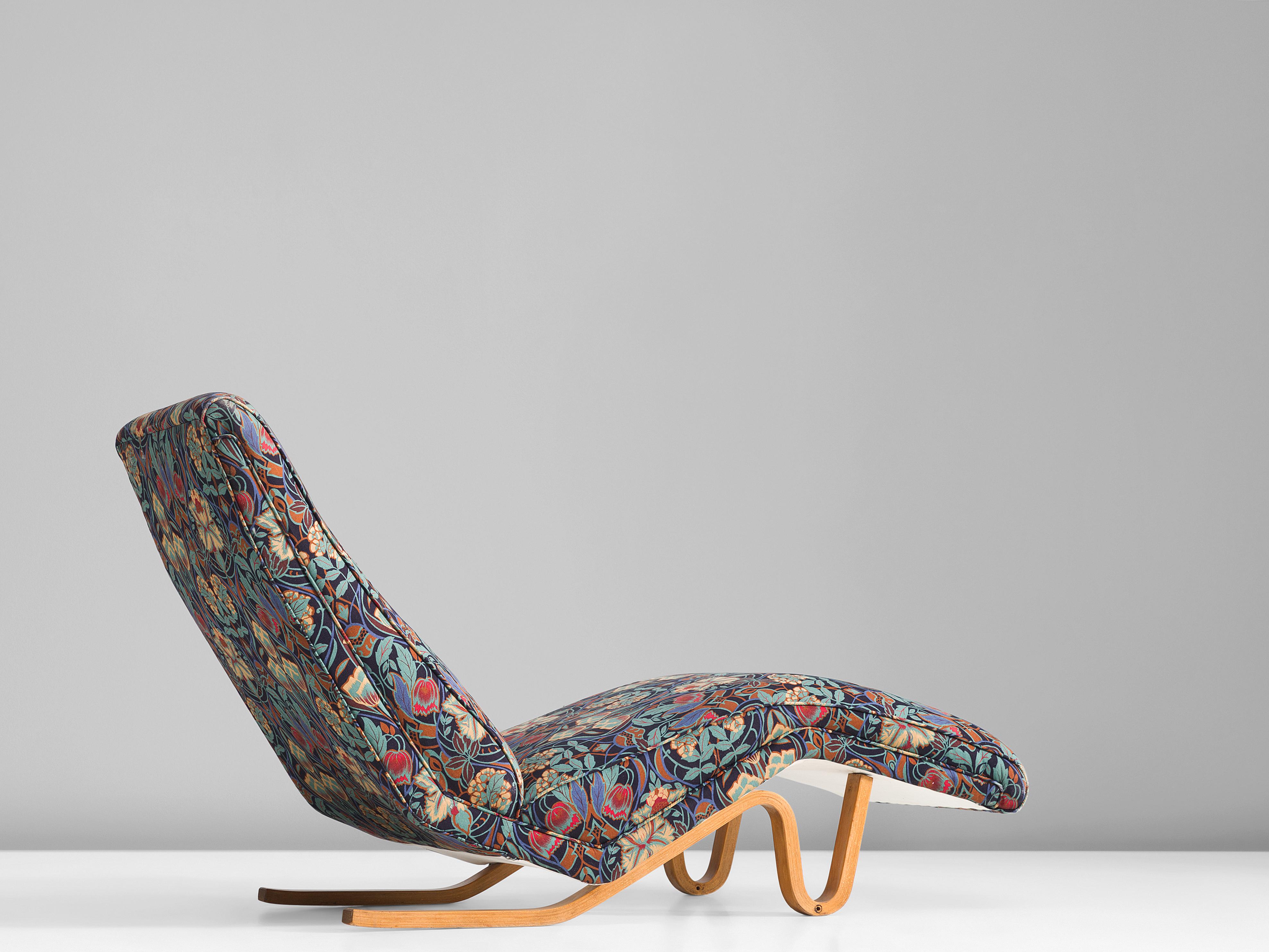 Andrew J. Milne, chaise lounge, beech, fabric, United Kingdom, 1950s

This chaise lounge is designed by the English designer Andrew J. Milne. The bent beech legs form two waved figures, which give this daybed its distinctive silhouette. The daybed