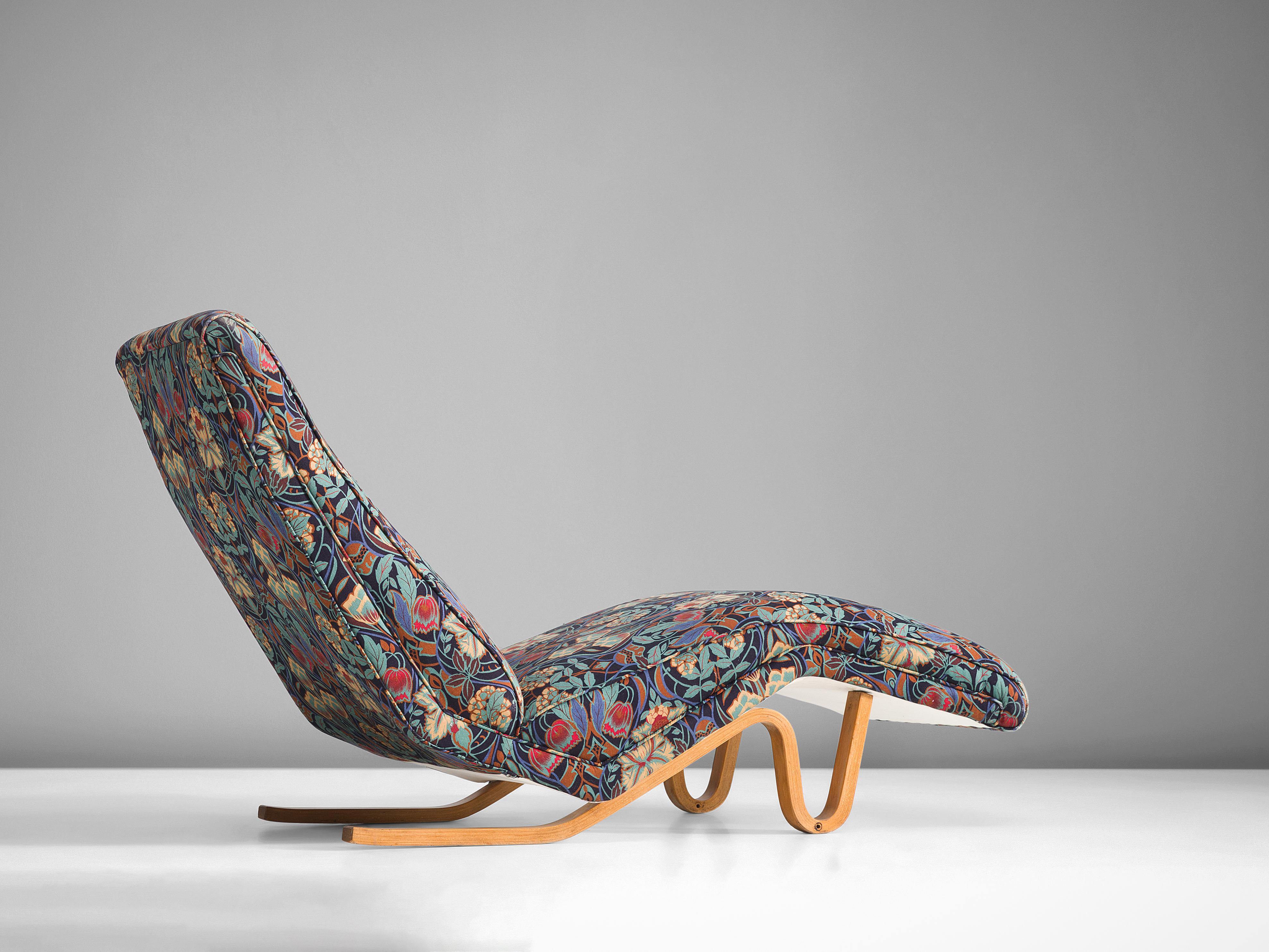 Andrew J. Milne, chaise lounge, beech, fabric, United Kingdom, 1950s

This chaise lounge is designed by the English designer Andrew J. Milne. The bent beech legs form two waved figures, which give this daybed its distinctive silhouette. The daybed