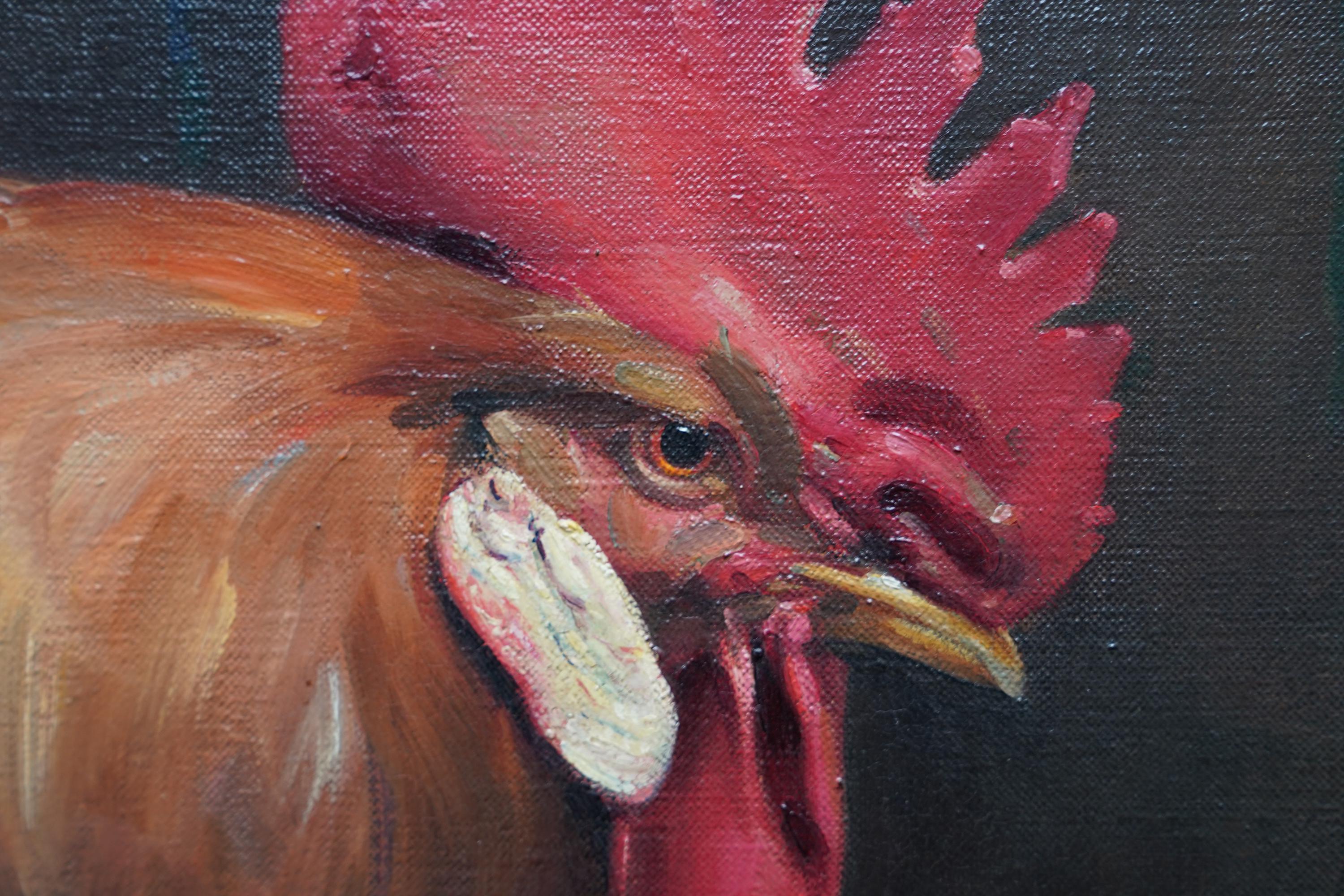 Cette très belle peinture à l'huile écossaise est l'œuvre de l'artiste animalier Andrew Law. Peinte vers 1920, la composition représente un coq dans une grange, à côté d'un plat en argent vide. Ce beau gaillard est un Rhode Island Red, comme dans la