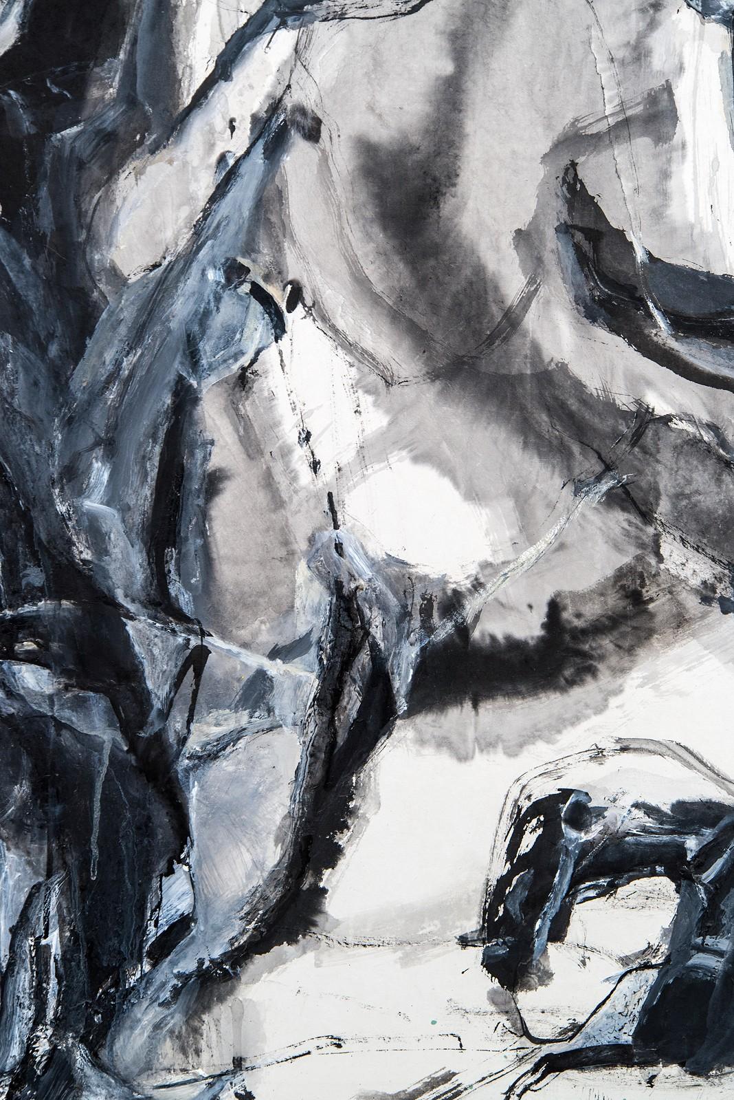 In diesem abstrakten Gemälde von Andrew Lui erwecken dynamische schwarze und graue Pinselstriche aus Acrylfarbe den Eindruck von galoppierenden Pferden. Lui nutzt weiterhin die ausdrucksstarken und eleganten Bewegungen von Pferden und ihren Reitern,