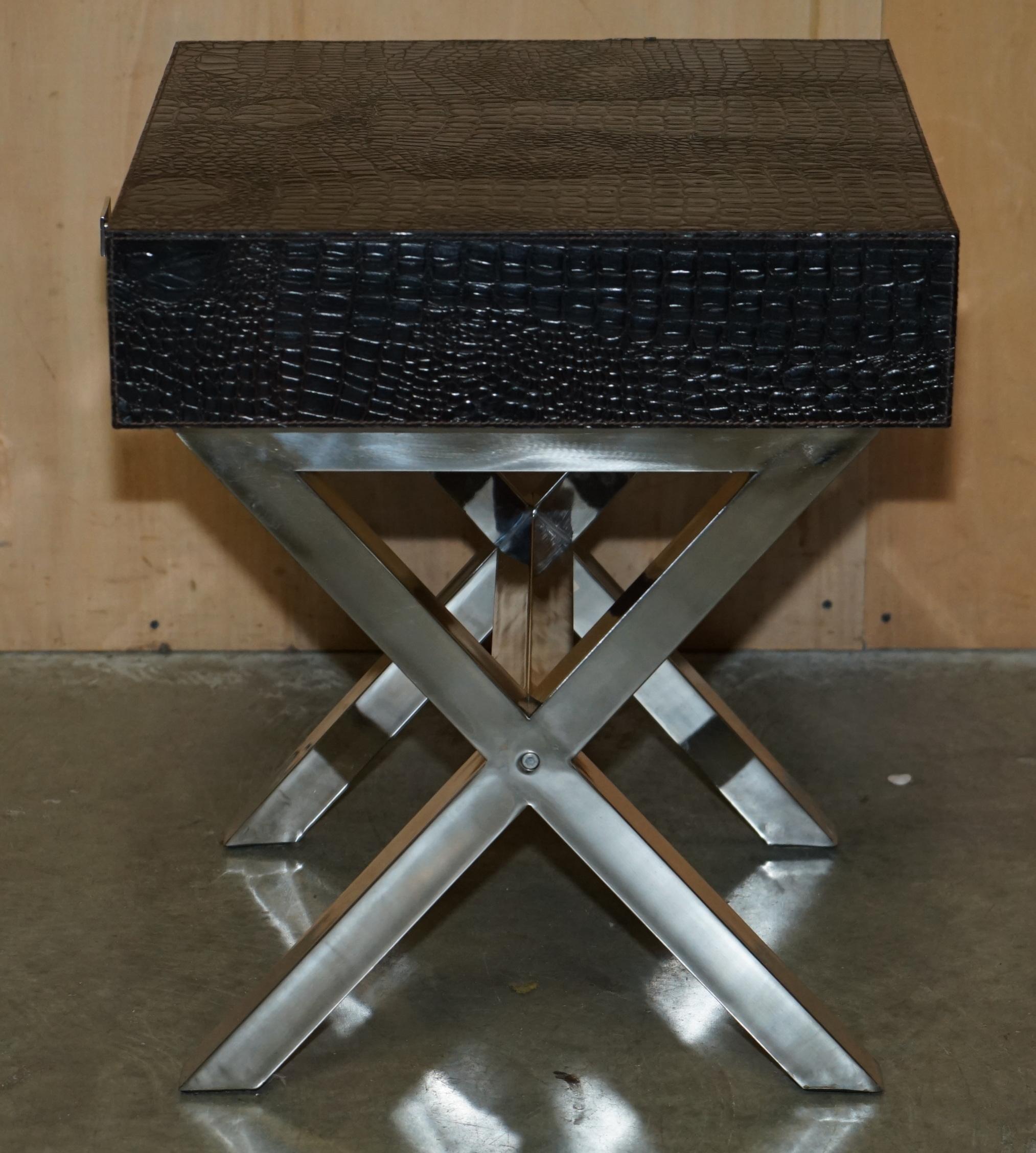 Paire de tables d'appoint style ANDREW MARTIN en cuir de type CROCODILE ALLIGATOR en vente 3