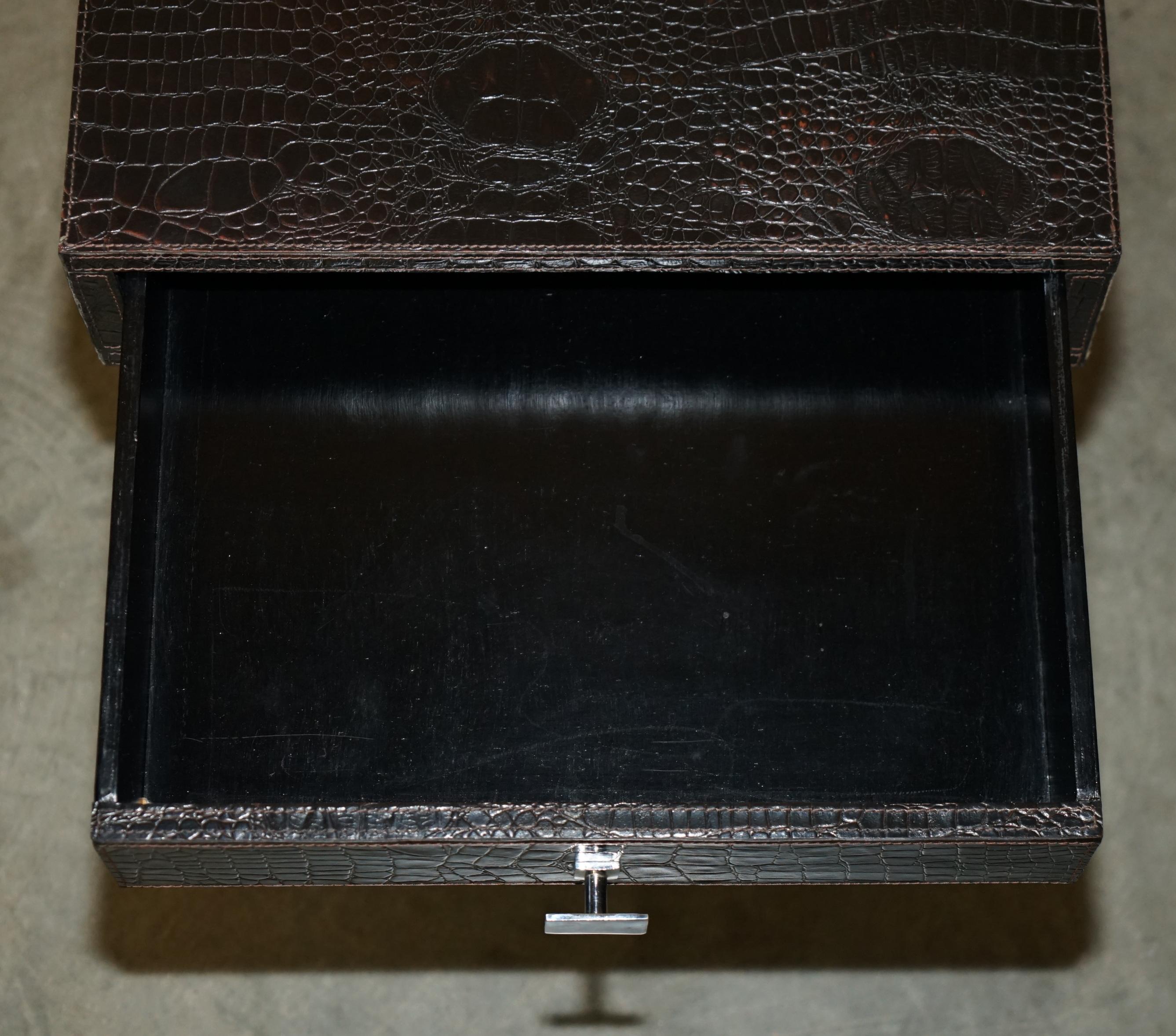 Paire de tables d'appoint style ANDREW MARTIN en cuir de type CROCODILE ALLIGATOR en vente 5