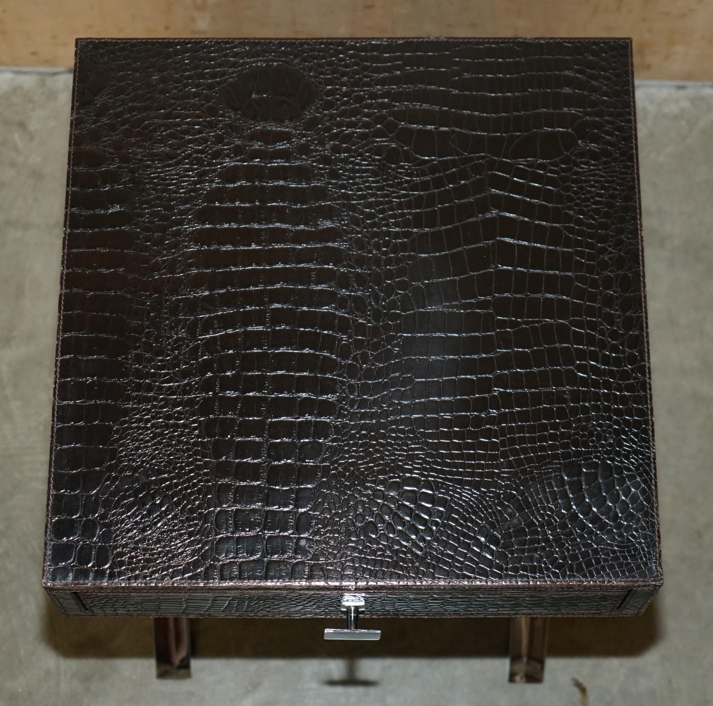 Paire de tables d'appoint style ANDREW MARTIN en cuir de type CROCODILE ALLIGATOR en vente 8