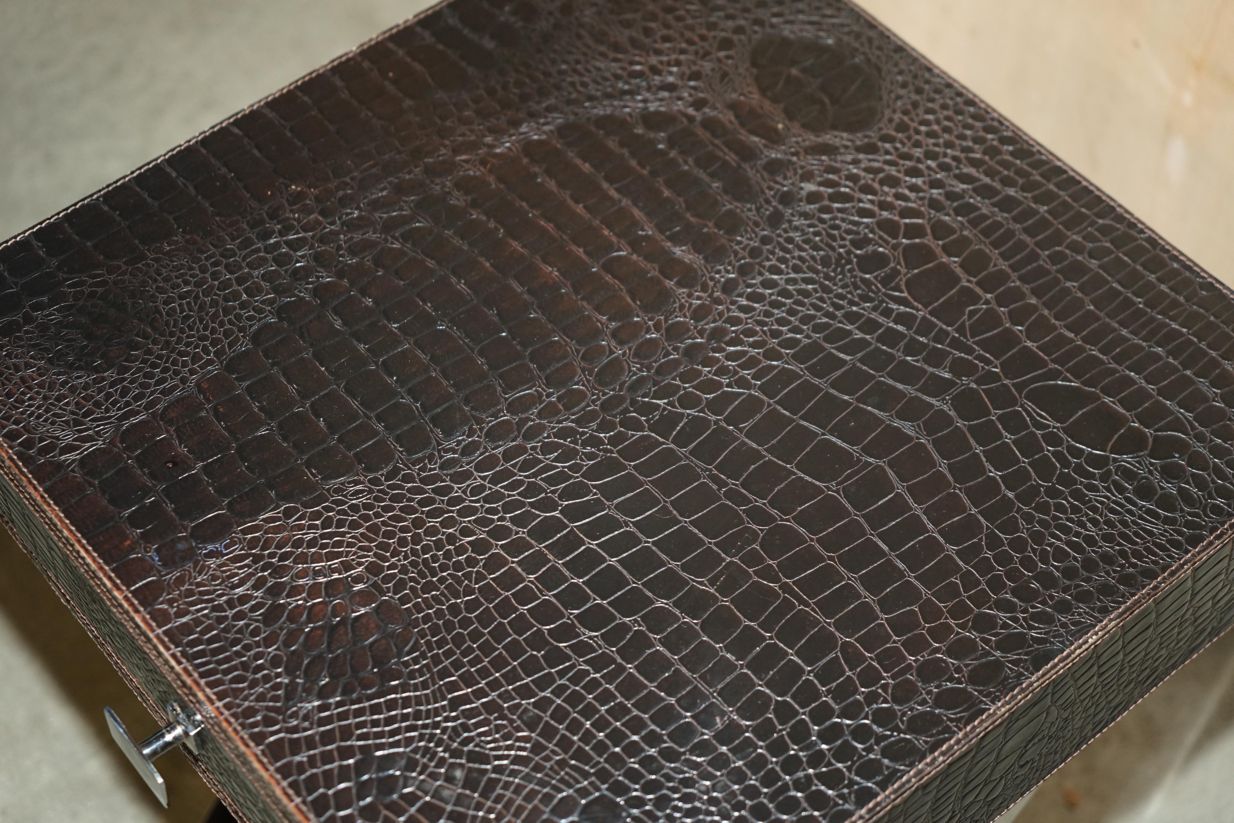 Paire de tables d'appoint style ANDREW MARTIN en cuir de type CROCODILE ALLIGATOR en vente 9