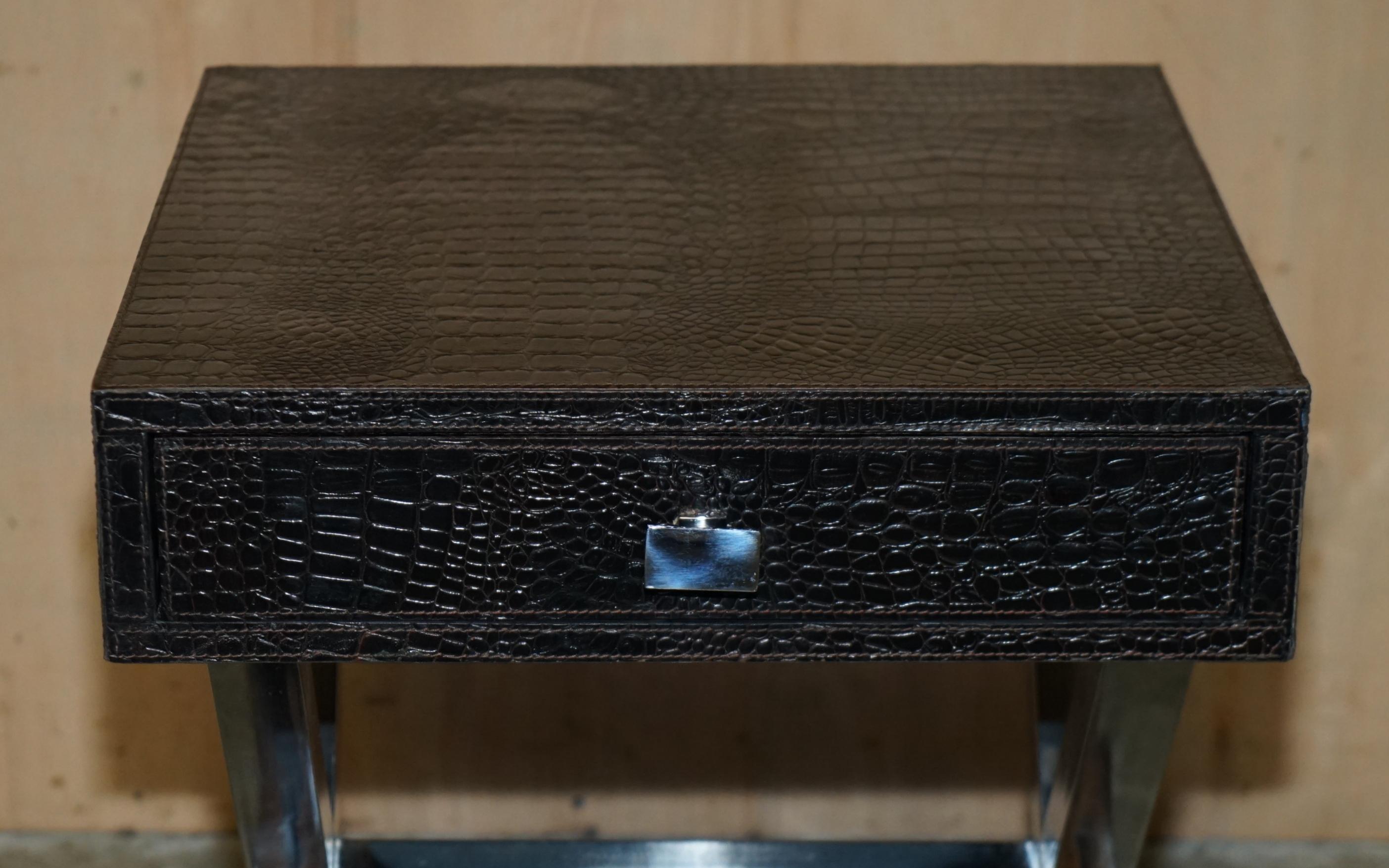 Paire de tables d'appoint style ANDREW MARTIN en cuir de type CROCODILE ALLIGATOR en vente 10